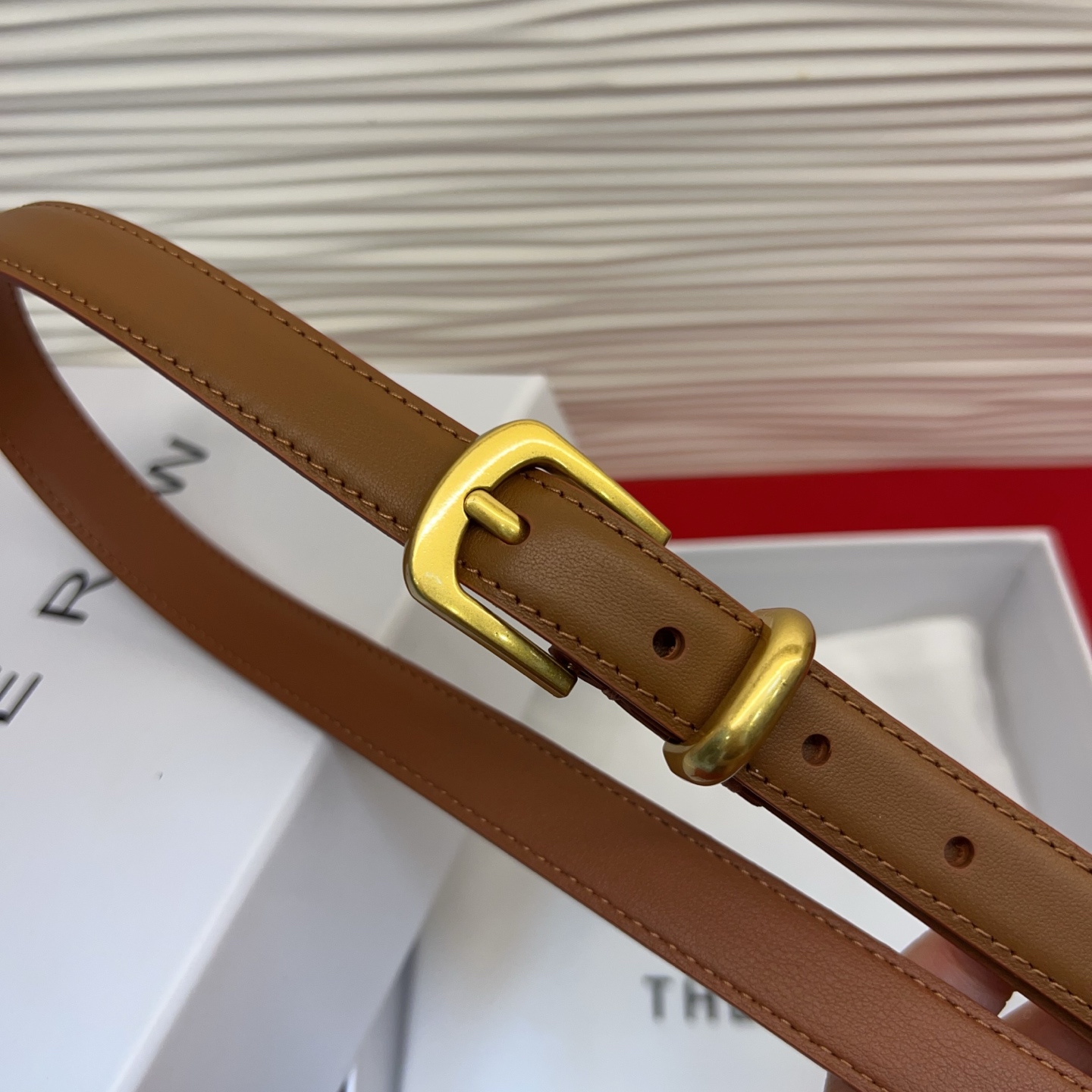 Therow Classic 系列，简约 精致五金，搭配进口牛皮，平平无奇很百搭，很不起眼又挑不出毛病,配了就是点睛之笔