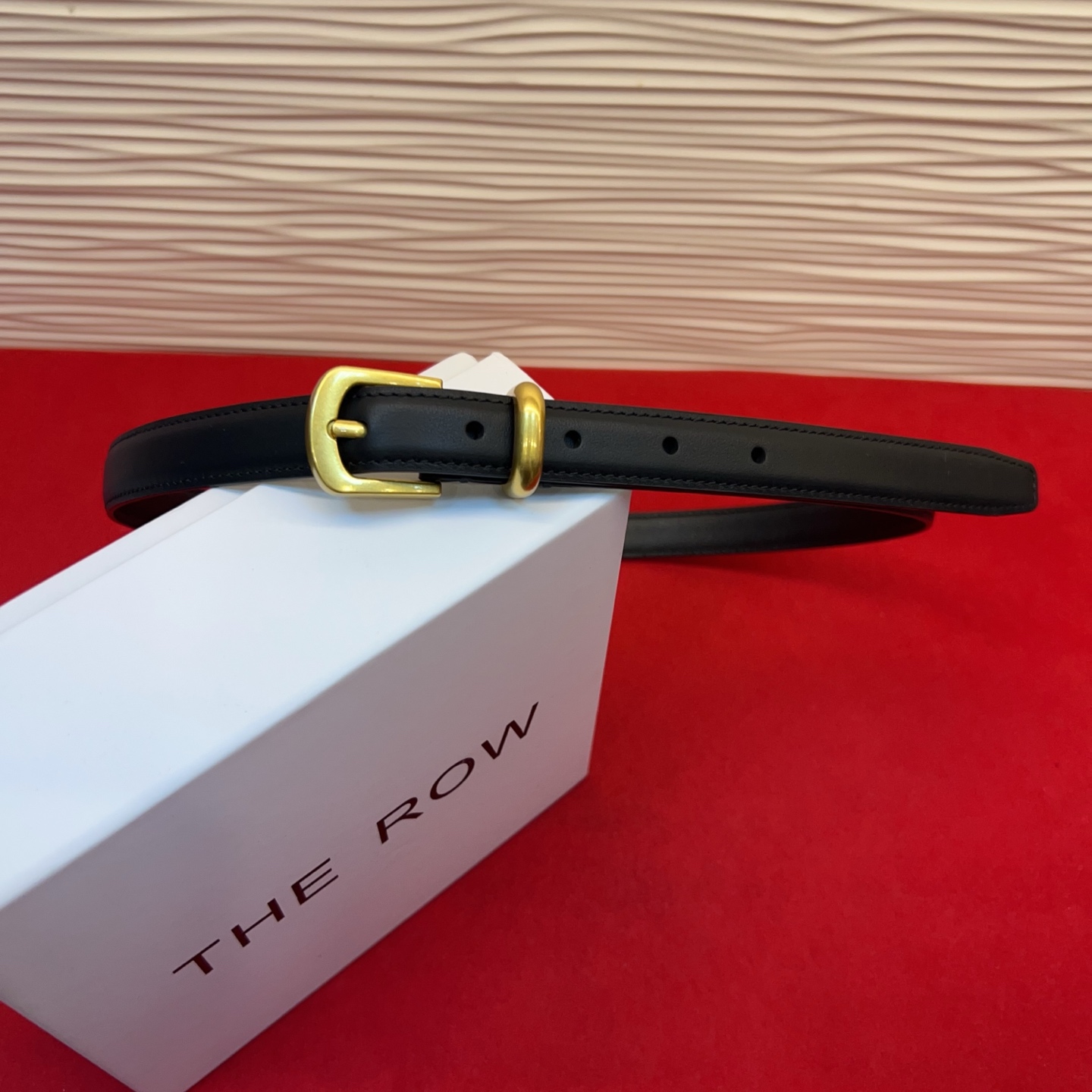 Therow Classic 系列，简约 精致五金，搭配进口牛皮，平平无奇很百搭，很不起眼又挑不出毛病,配了就是点睛之笔