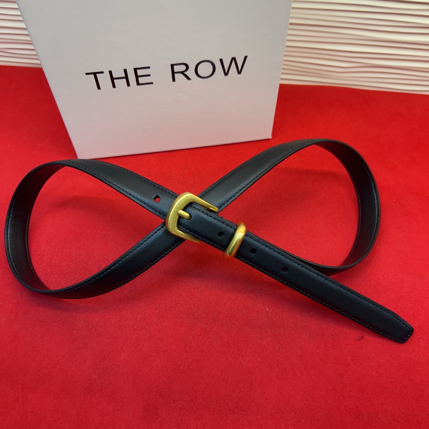 Therow Classic 系列，简约 精致五金，搭配进口牛皮，平平无奇很百搭，很不起眼又挑不出毛病,配了就是点睛之笔