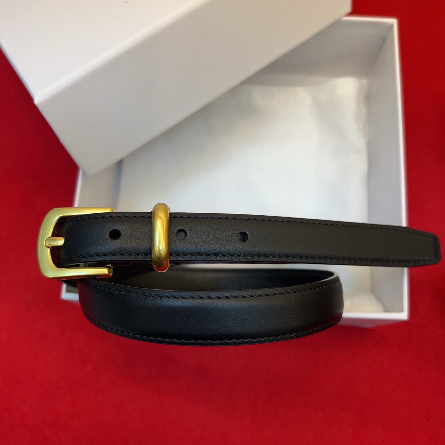 Therow Classic 系列，简约 精致五金，搭配进口牛皮，平平无奇很百搭，很不起眼又挑不出毛病,配了就是点睛之笔