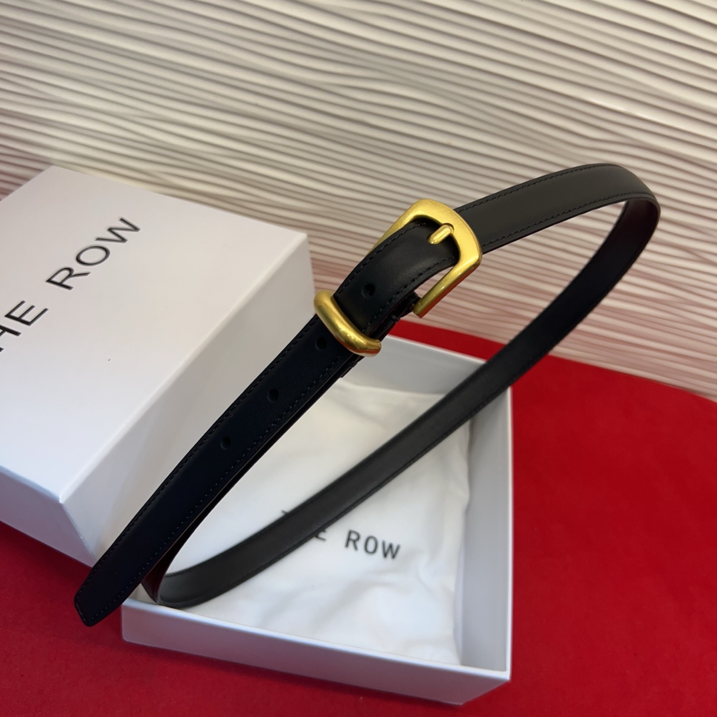 Therow Classic 系列，简约 精致五金，搭配进口牛皮，平平无奇很百搭，很不起眼又挑不出毛病,配了就是点睛之笔
