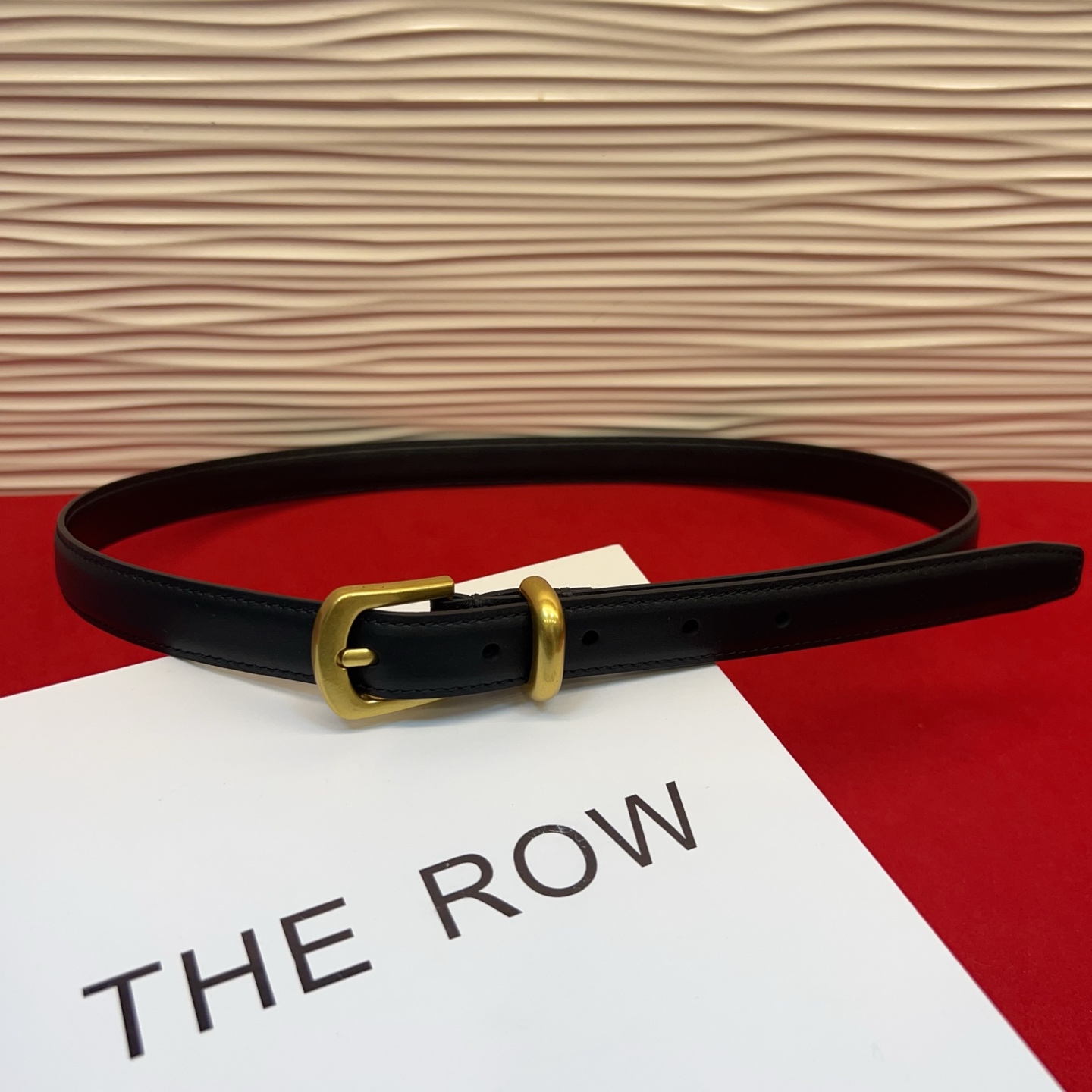 Therow Classic 系列，简约 精致五金，搭配进口牛皮，平平无奇很百搭，很不起眼又挑不出毛病,配了就是点睛之笔