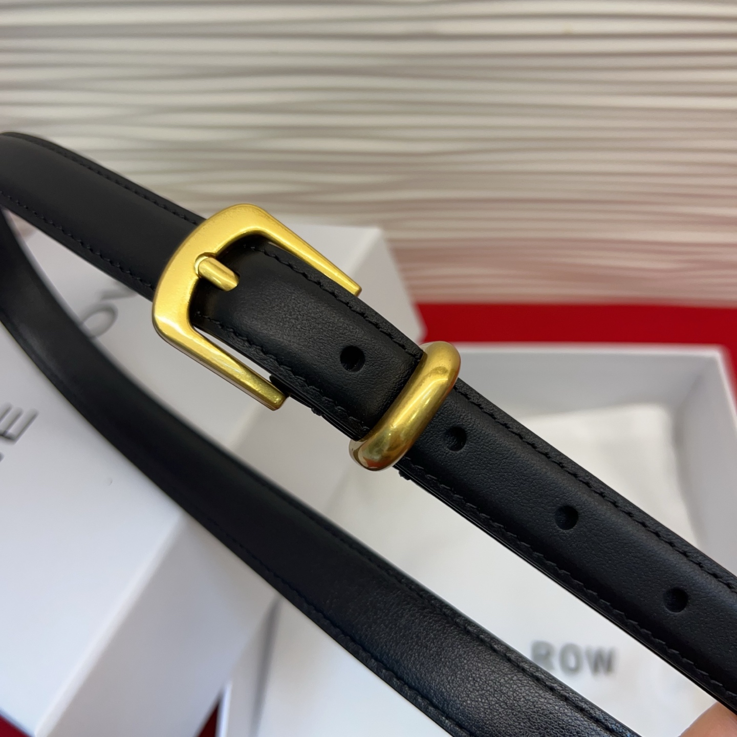 Therow Classic 系列，简约 精致五金，搭配进口牛皮，平平无奇很百搭，很不起眼又挑不出毛病,配了就是点睛之笔