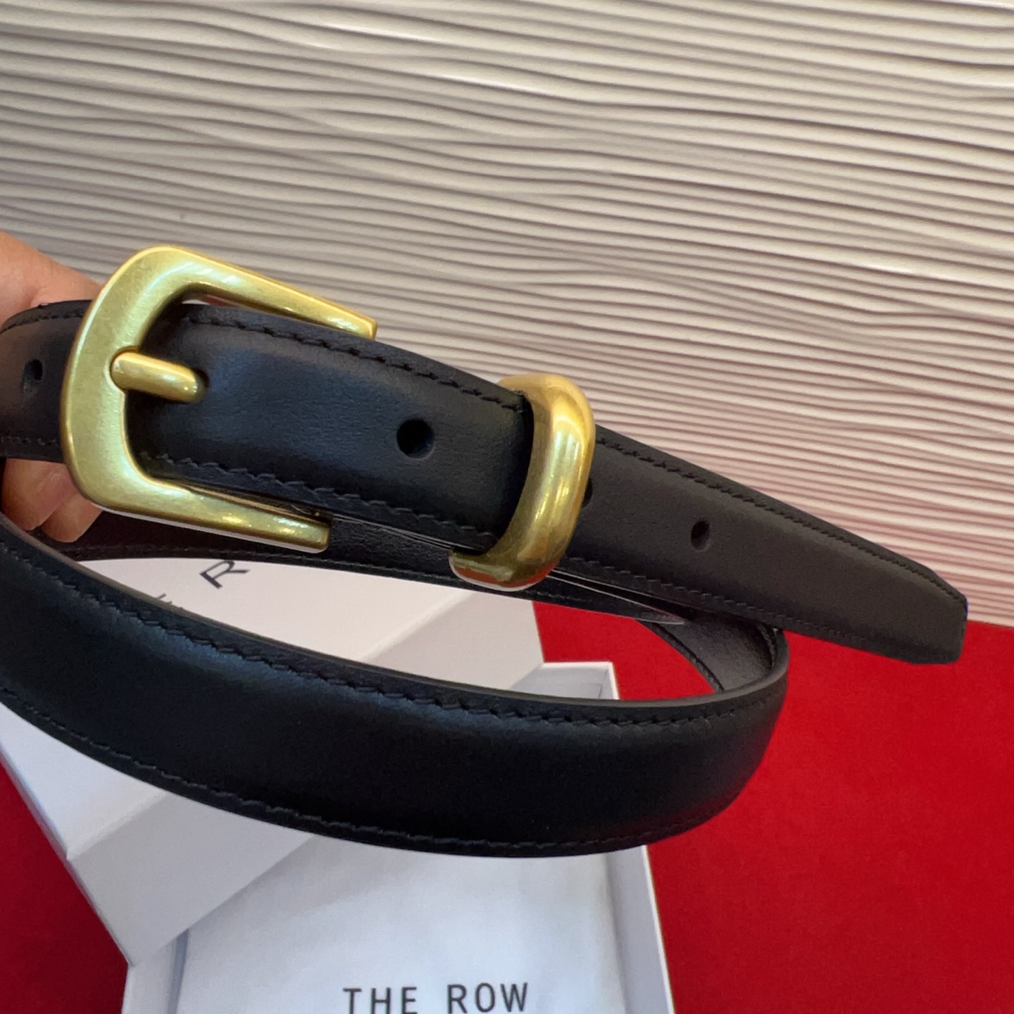 Therow Classic 系列，简约 精致五金，搭配进口牛皮，平平无奇很百搭，很不起眼又挑不出毛病,配了就是点睛之笔