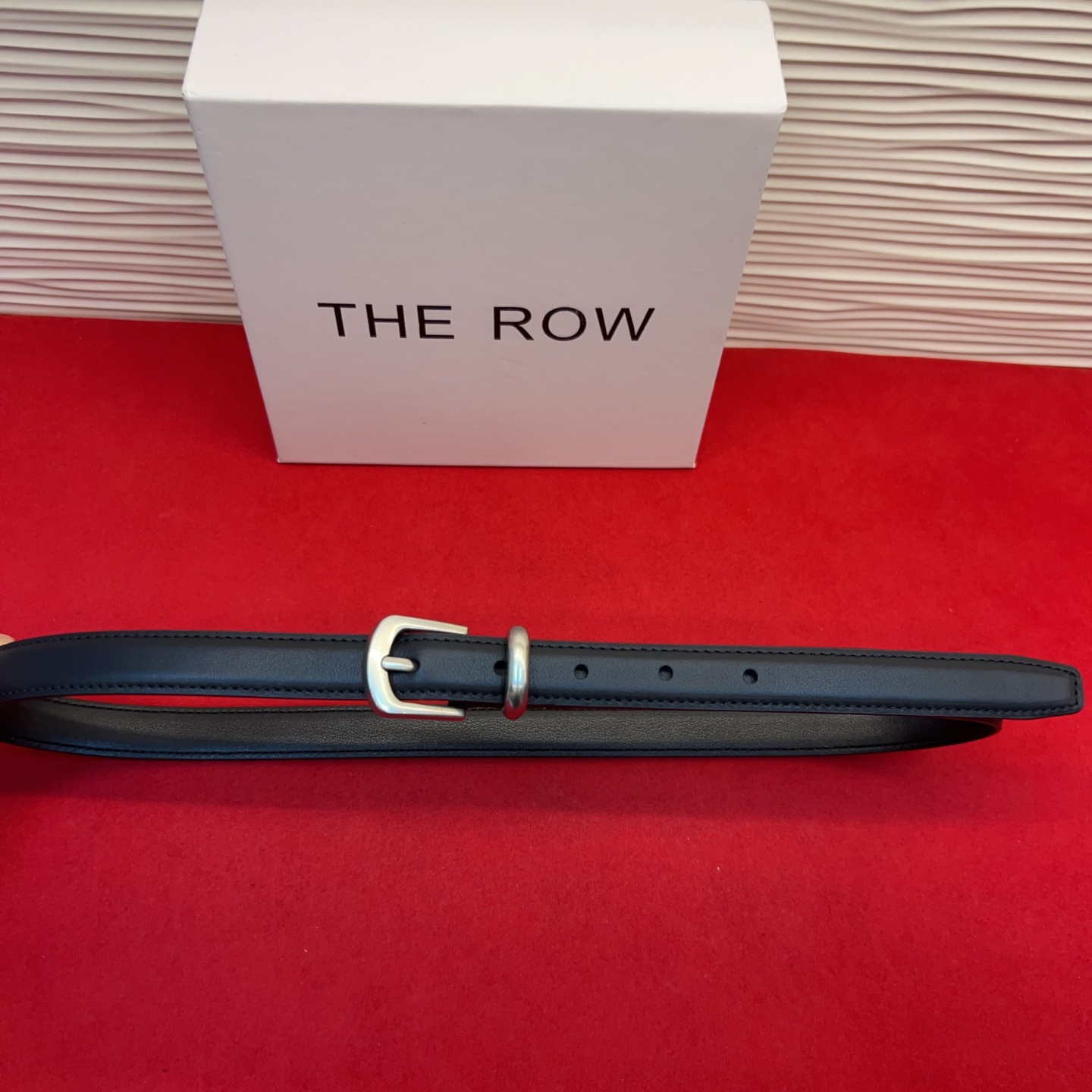 Therow Classic 系列，简约 精致五金，搭配进口牛皮，平平无奇很百搭，很不起眼又挑不出毛病,配了就是点睛之笔