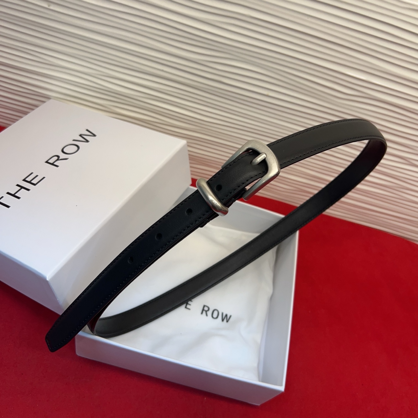 Therow Classic 系列，简约 精致五金，搭配进口牛皮，平平无奇很百搭，很不起眼又挑不出毛病,配了就是点睛之笔