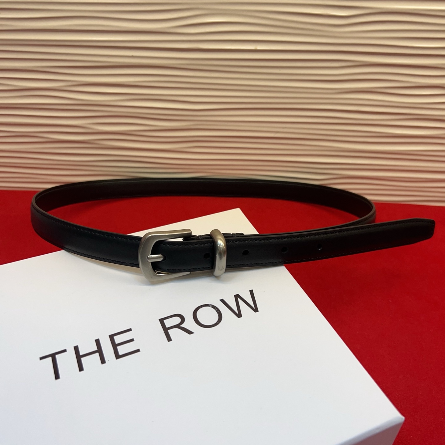 Therow Classic 系列，简约 精致五金，搭配进口牛皮，平平无奇很百搭，很不起眼又挑不出毛病,配了就是点睛之笔