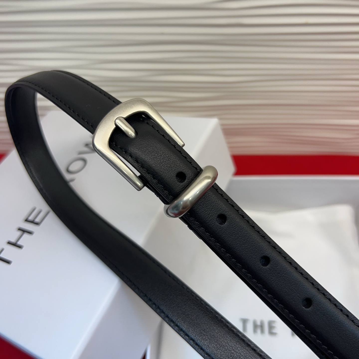 Therow Classic 系列，简约 精致五金，搭配进口牛皮，平平无奇很百搭，很不起眼又挑不出毛病,配了就是点睛之笔
