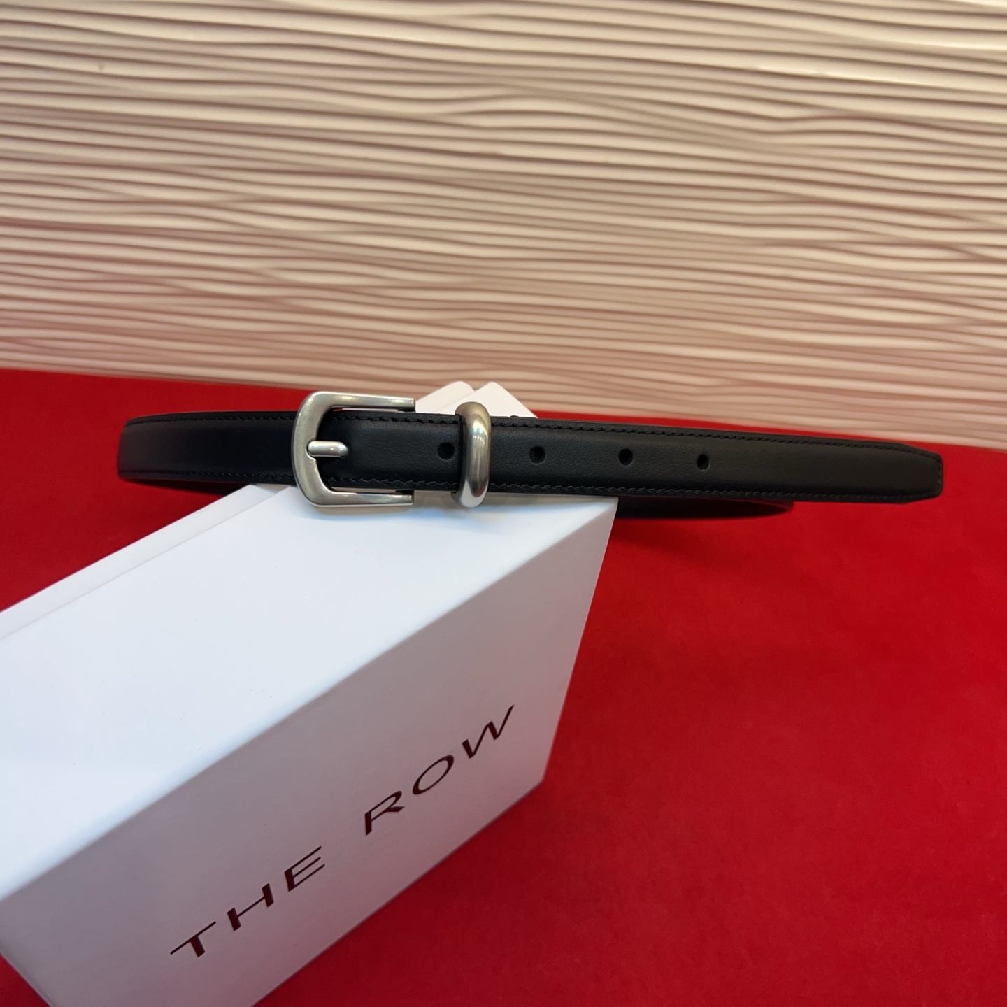 Therow Classic 系列，简约 精致五金，搭配进口牛皮，平平无奇很百搭，很不起眼又挑不出毛病,配了就是点睛之笔