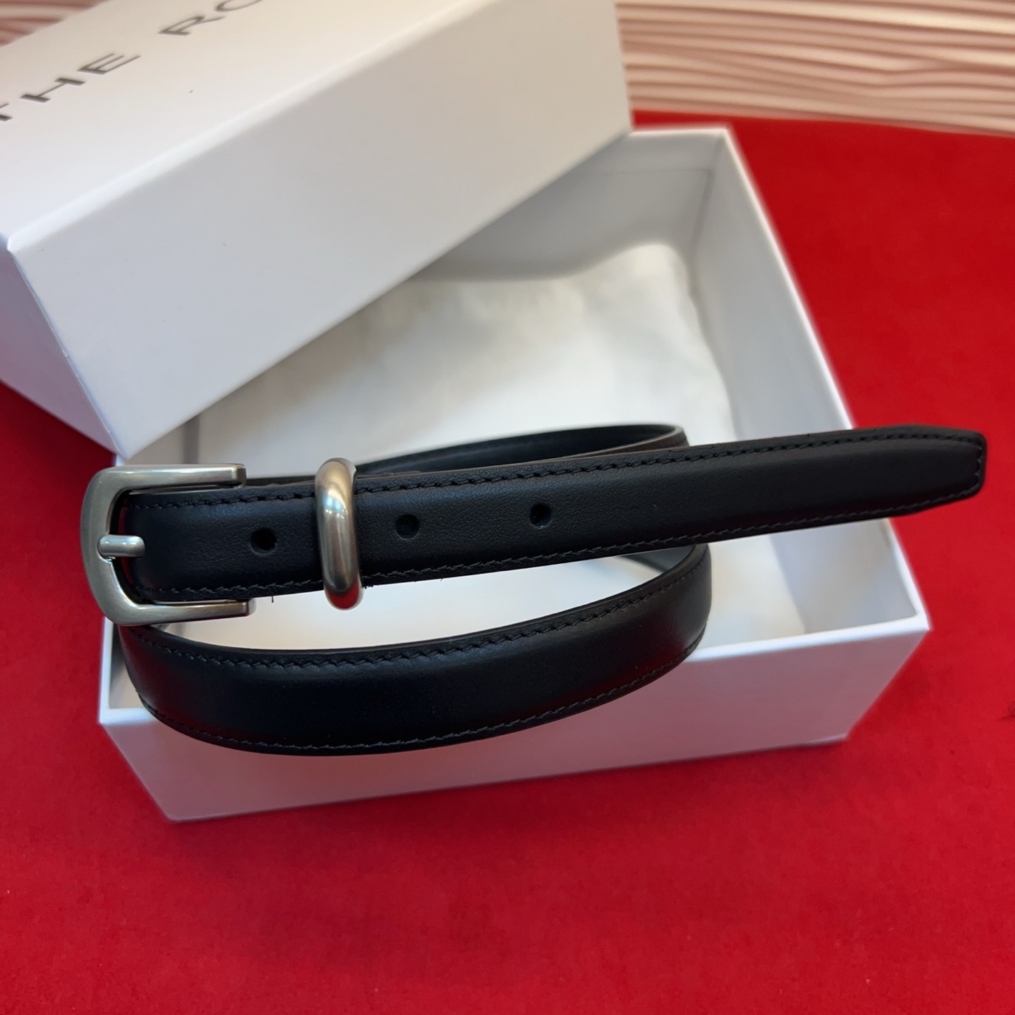 Therow Classic 系列，简约 精致五金，搭配进口牛皮，平平无奇很百搭，很不起眼又挑不出毛病,配了就是点睛之笔
