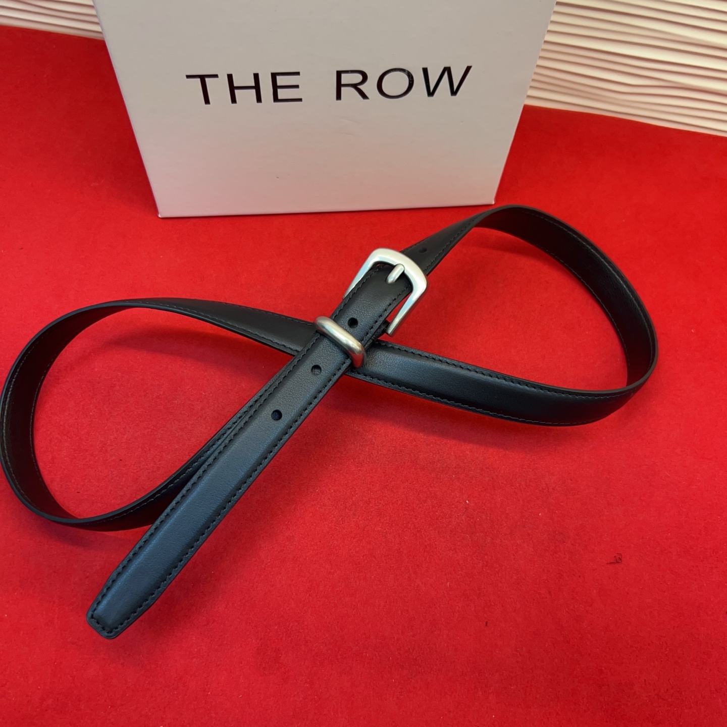 Therow Classic 系列，简约 精致五金，搭配进口牛皮，平平无奇很百搭，很不起眼又挑不出毛病,配了就是点睛之笔
