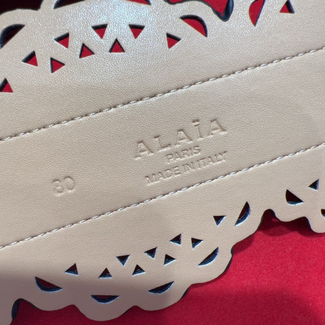 阿莱亚✨ Small corset belt in Vienne calfskin 小号Vienne镂空束腰腰带 199 阿莱亚✨ Small corset belt in Vienne calfskin 小号Vienne镂空束腰腰带 199