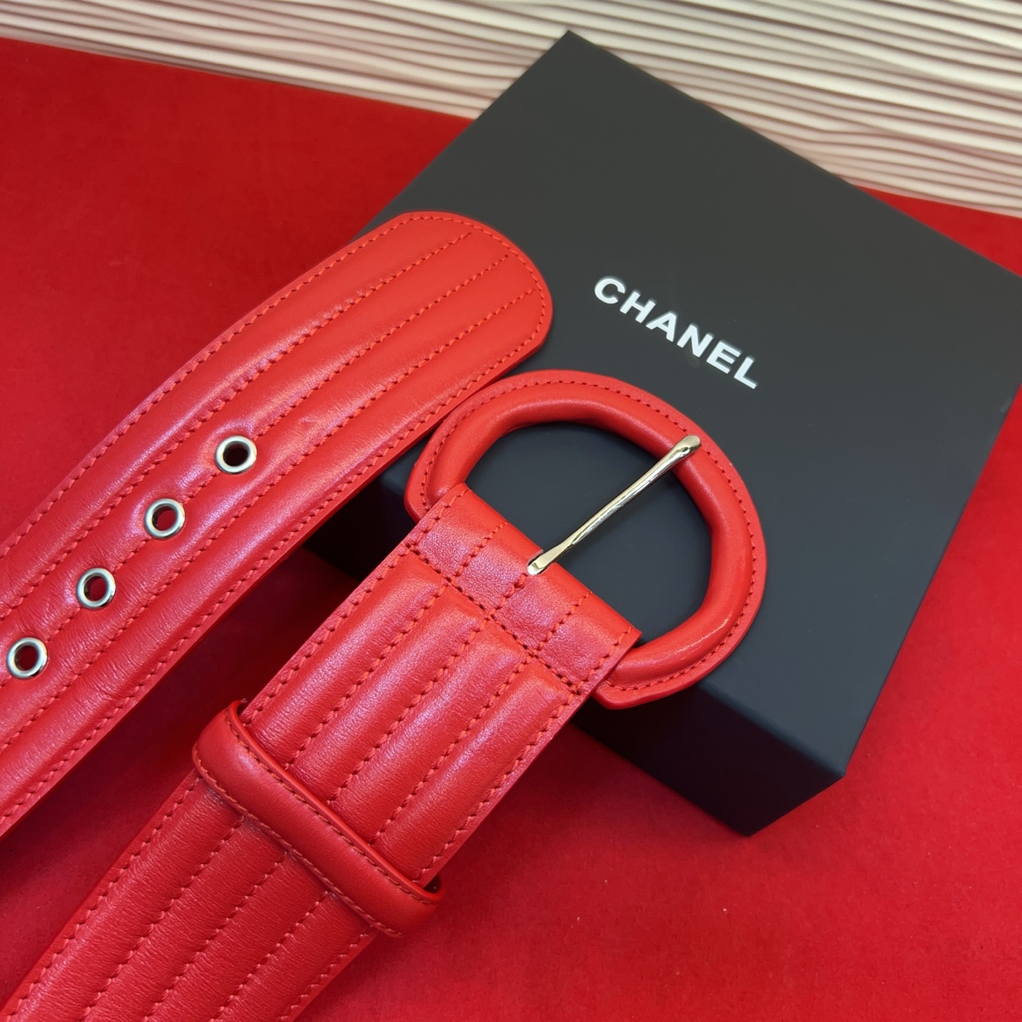 Chanel这款链条装饰腰带采用简约又奢华，宽版设计，长度可调节，轻松搭配各种服装风格，链条细节提升层次感，无论正式场合