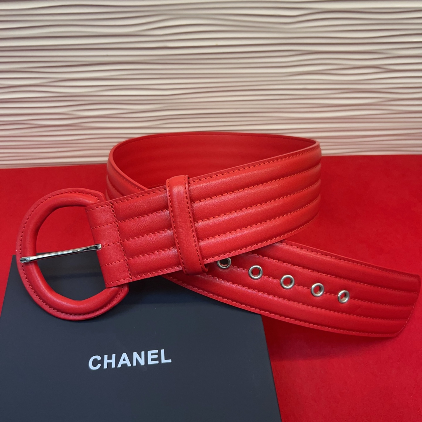 Chanel这款链条装饰腰带采用简约又奢华，宽版设计，长度可调节，轻松搭配各种服装风格，链条细节提升层次感，无论正式场合