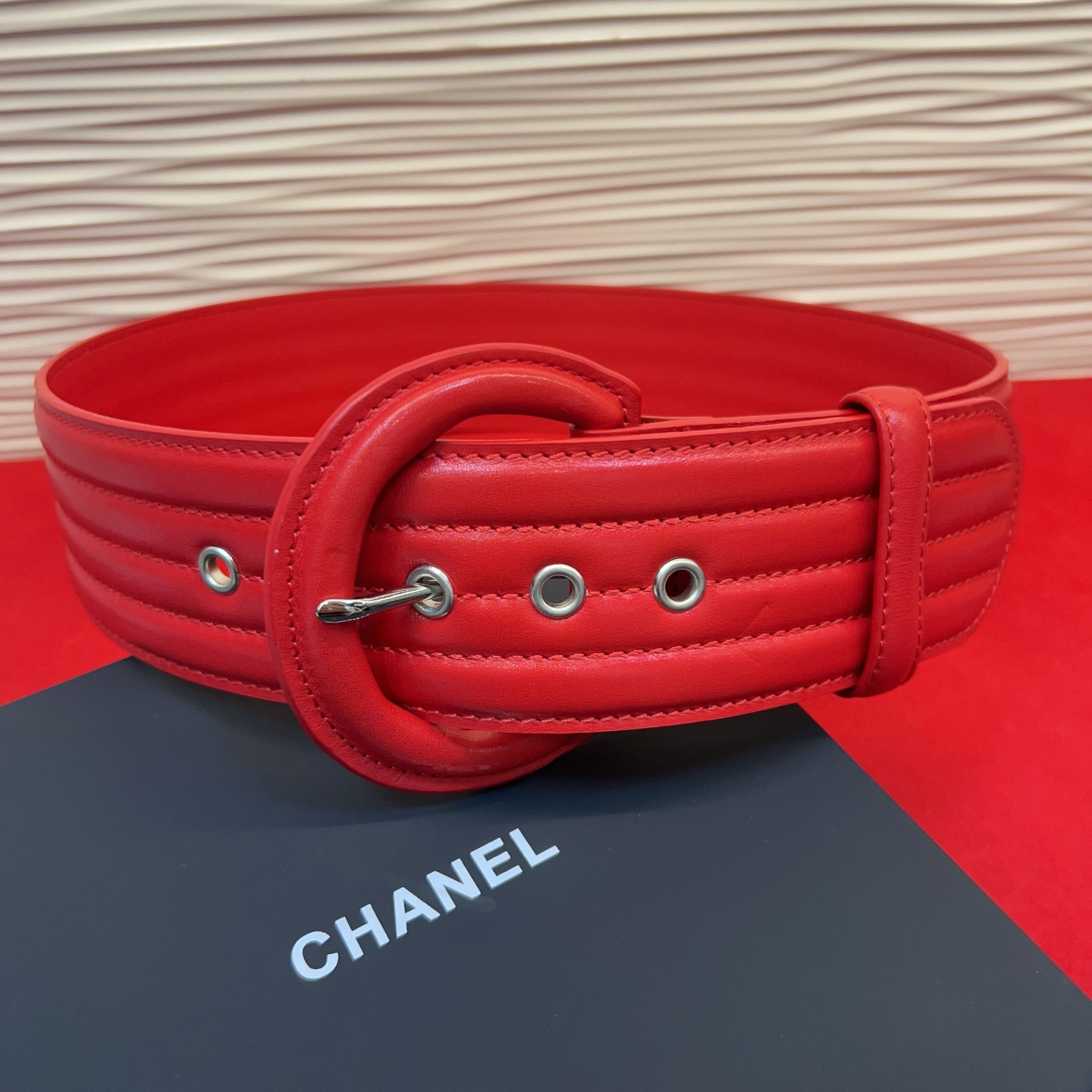 Chanel这款链条装饰腰带采用简约又奢华，宽版设计，长度可调节，轻松搭配各种服装风格，链条细节提升层次感，无论正式场合