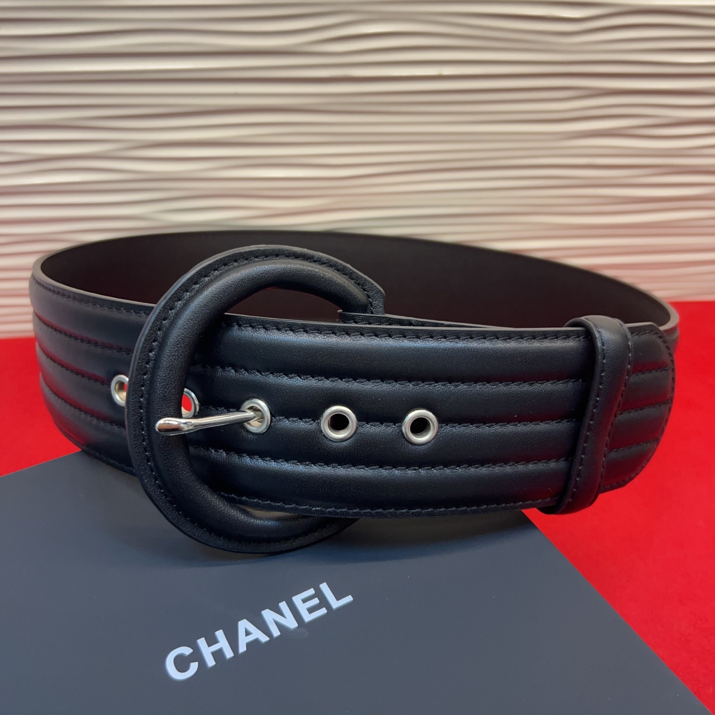 Chanel这款链条装饰腰带采用简约又奢华，宽版设计，长度可调节，轻松搭配各种服装风格，链条细节提升层次感，无论正式场合
