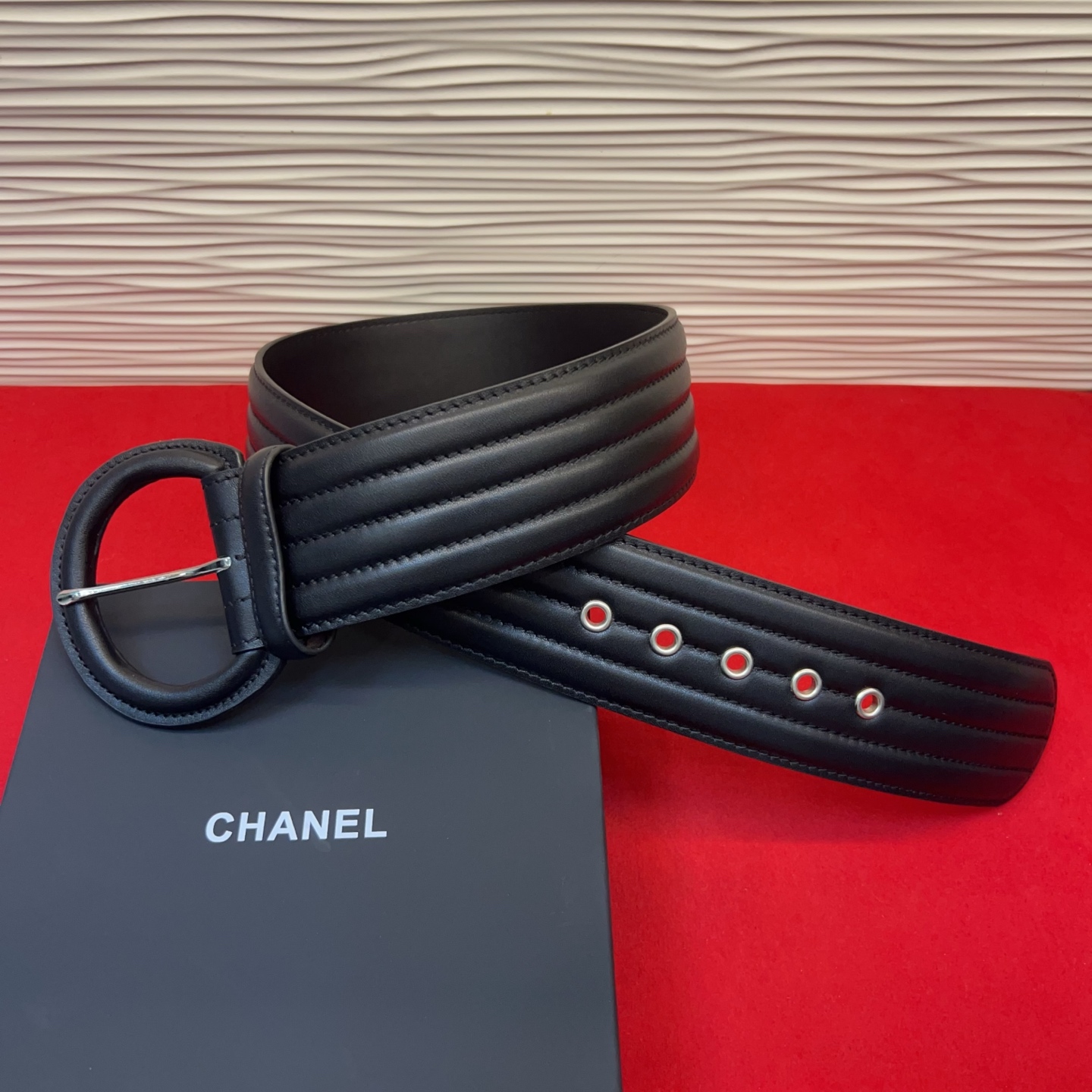 Chanel这款链条装饰腰带采用简约又奢华，宽版设计，长度可调节，轻松搭配各种服装风格，链条细节提升层次感，无论正式场合