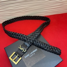圣家新款腰带 这款采用麂皮设计,背面采用进口编织牛皮制作,质感满满,搭配复古五金方形针扣品牌logo标识,简约百搭的一款 圣家新款腰带 这款采用麂皮设计,背面采用进口编织牛皮制作,质感满满,搭配复古五金方形针扣品牌logo标识,简约百搭的一款
