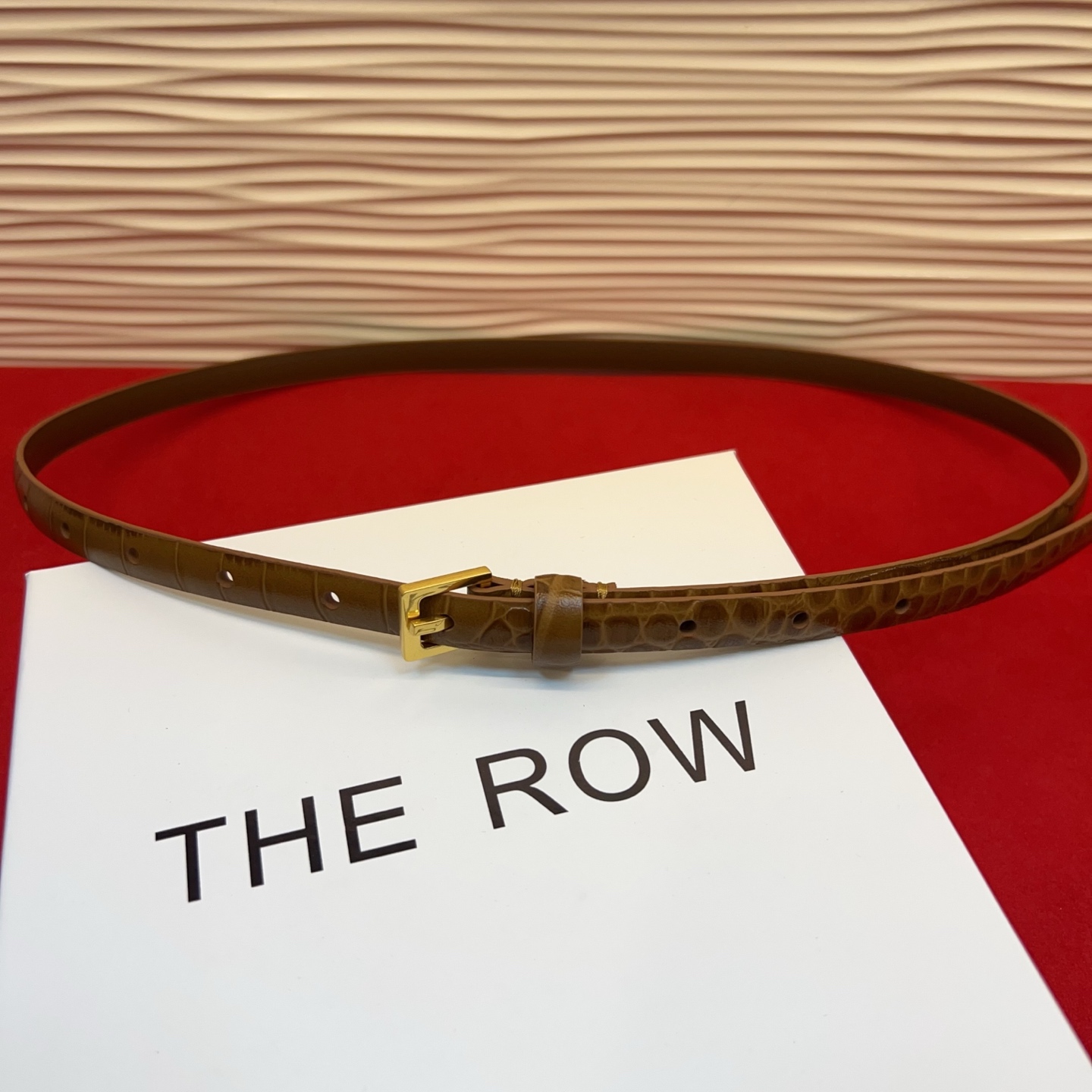 Therow Classic 系列，简约 精致五金，搭配进口牛皮，平平无奇很百搭，很不起眼又挑不出毛病,配了就是点睛之笔