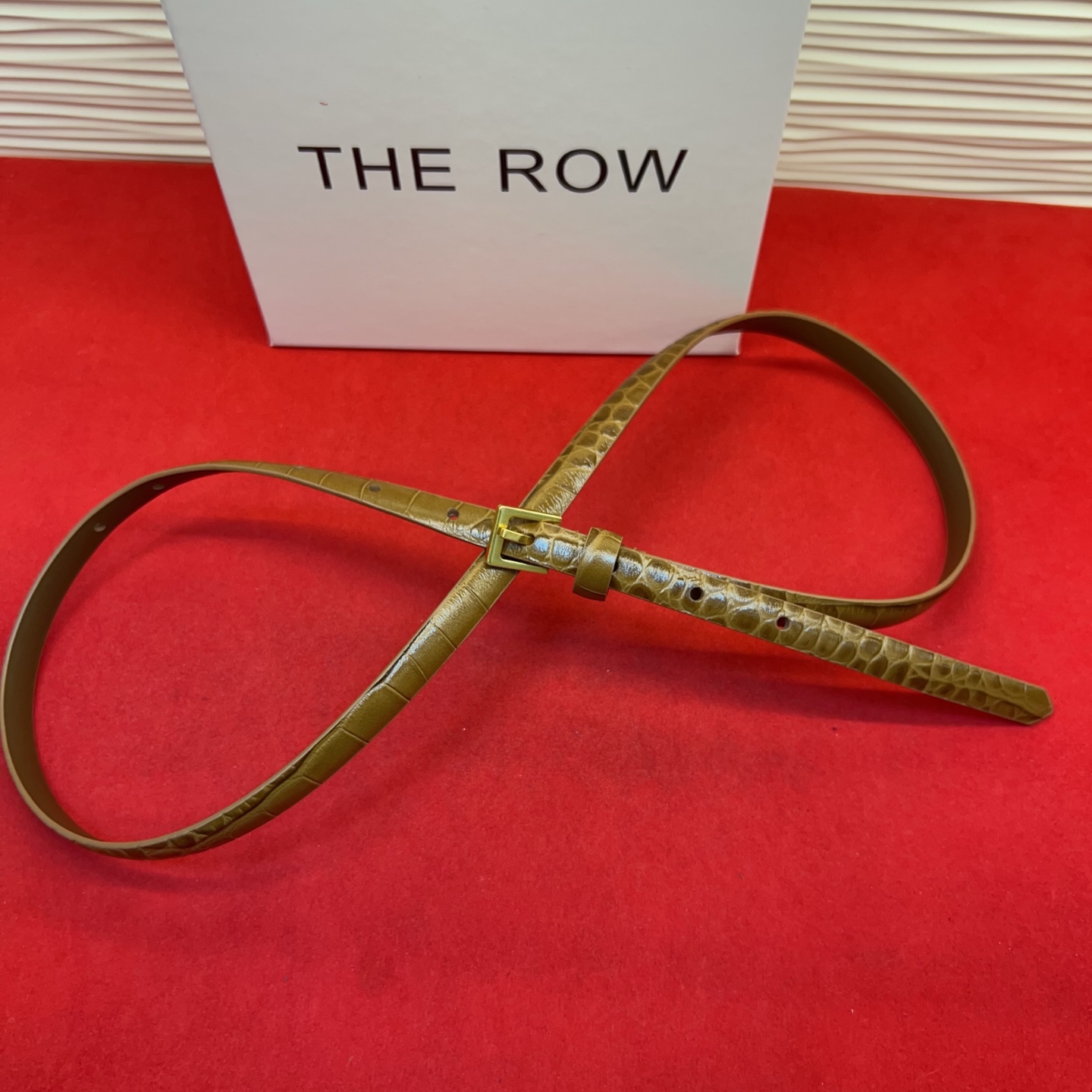 Therow Classic 系列，简约 精致五金，搭配进口牛皮，平平无奇很百搭，很不起眼又挑不出毛病,配了就是点睛之笔