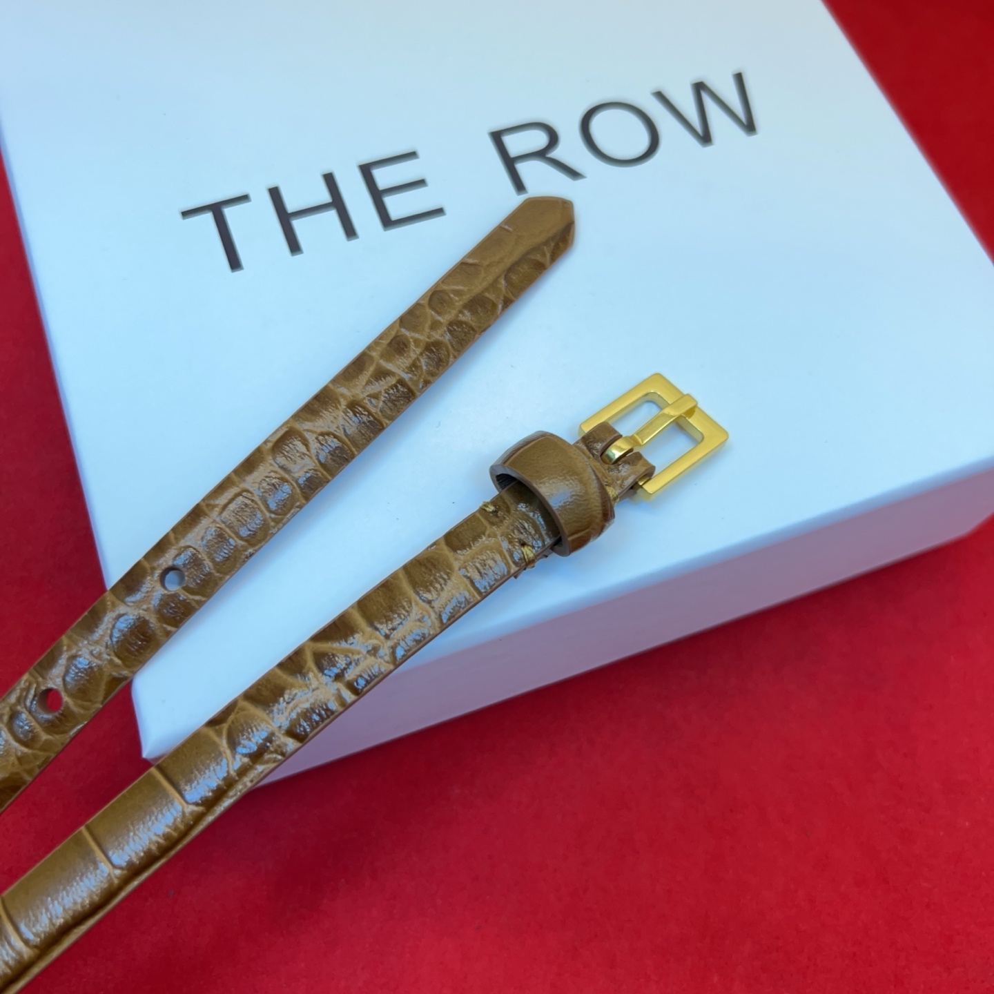 Therow Classic 系列，简约 精致五金，搭配进口牛皮，平平无奇很百搭，很不起眼又挑不出毛病,配了就是点睛之笔