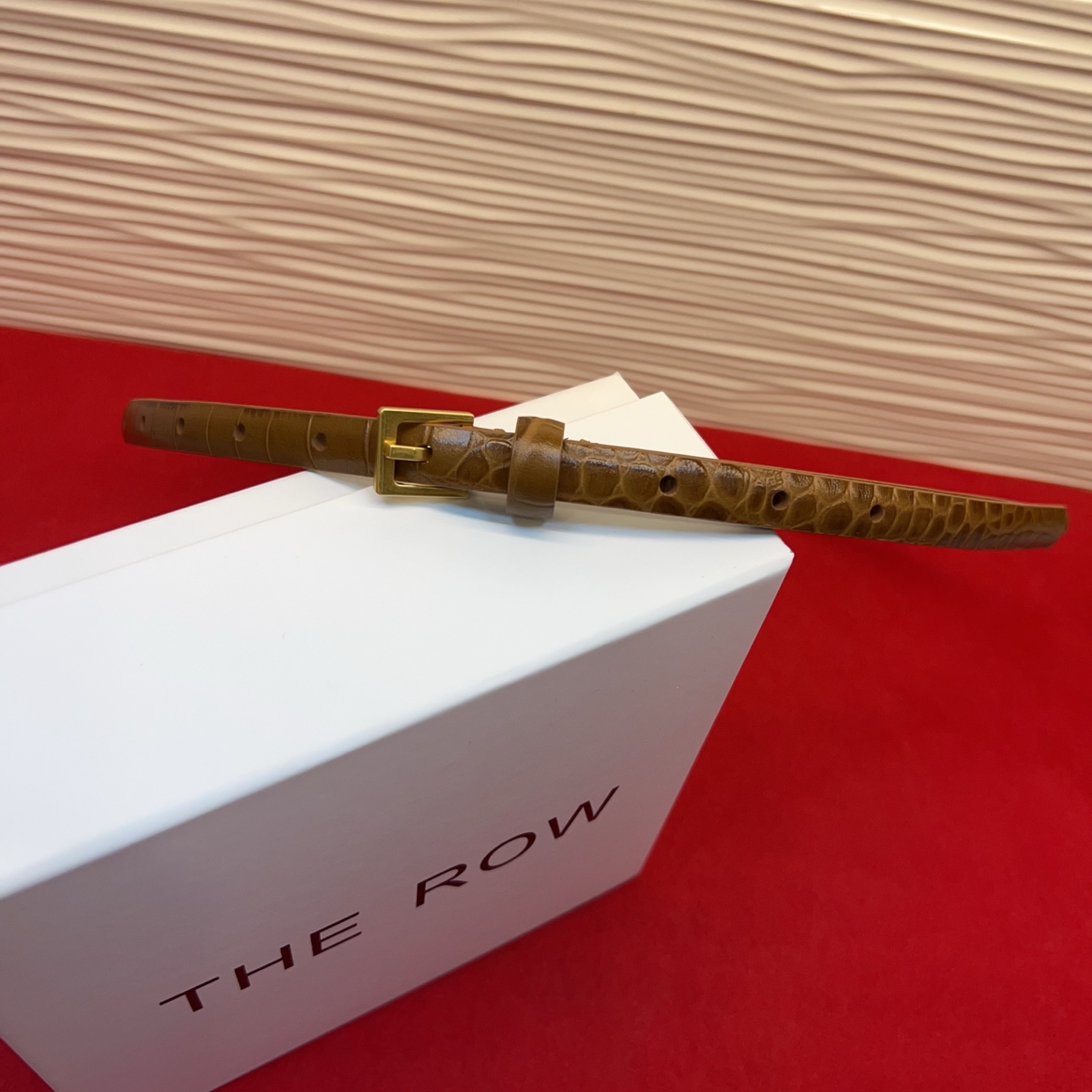 Therow Classic 系列，简约 精致五金，搭配进口牛皮，平平无奇很百搭，很不起眼又挑不出毛病,配了就是点睛之笔