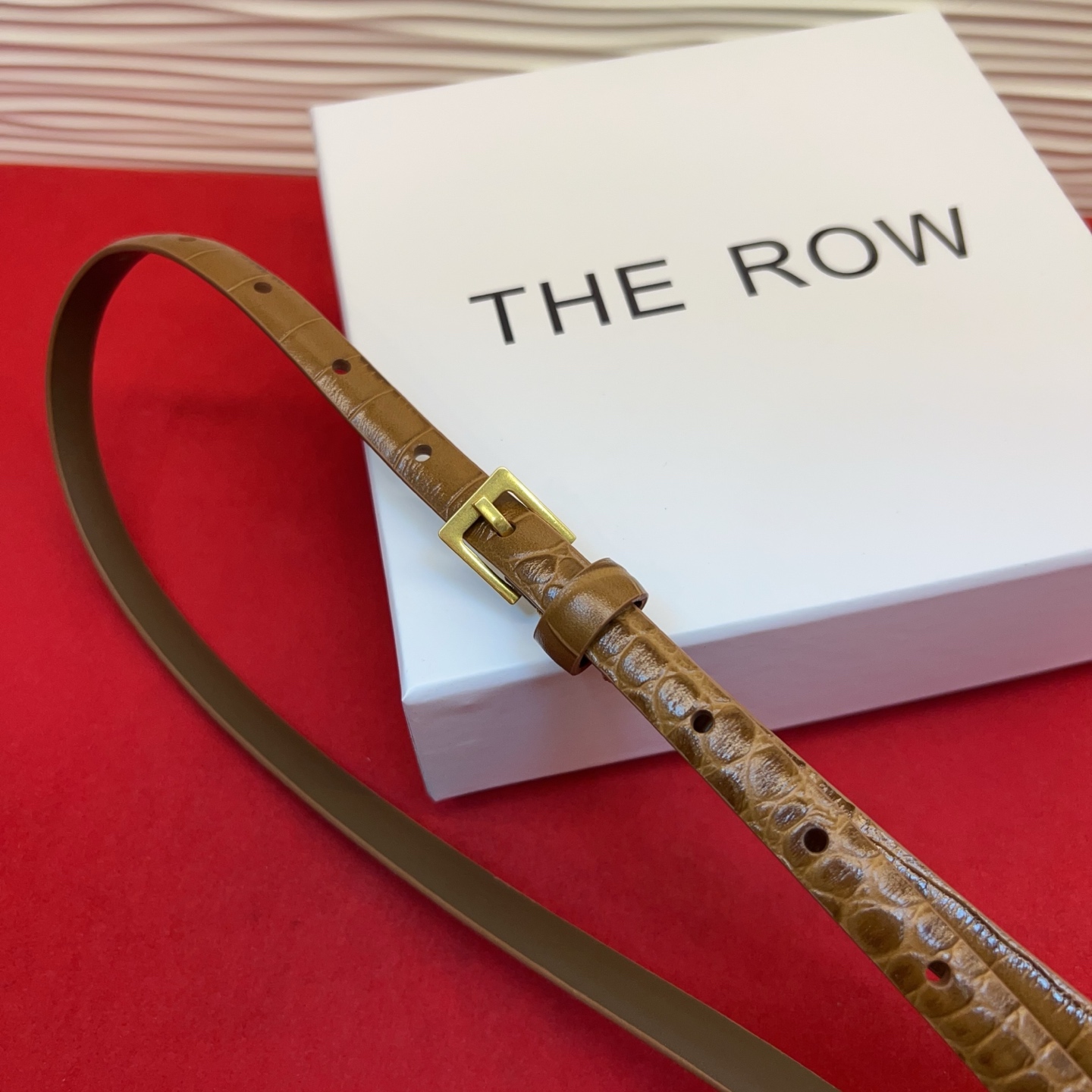 Therow Classic 系列，简约 精致五金，搭配进口牛皮，平平无奇很百搭，很不起眼又挑不出毛病,配了就是点睛之笔