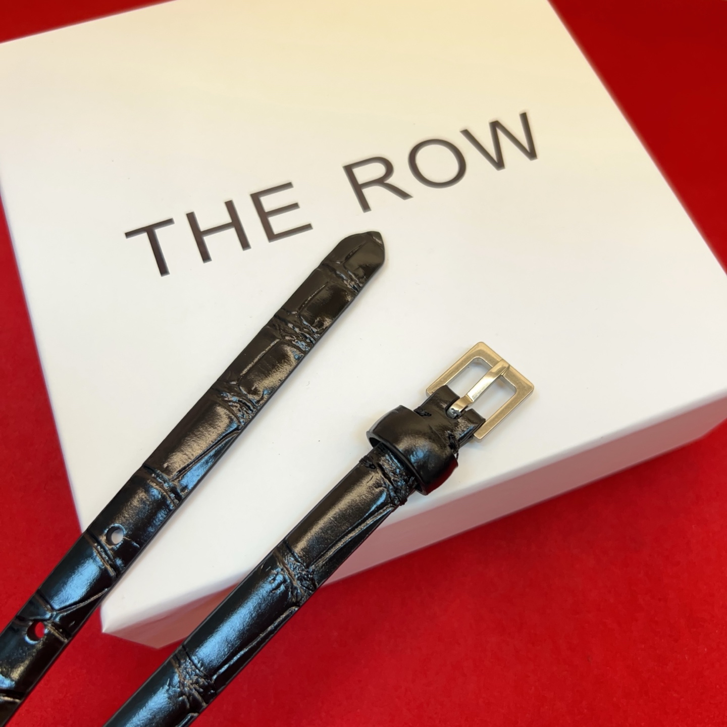 Therow Classic 系列，简约 精致五金，搭配进口牛皮，平平无奇很百搭，很不起眼又挑不出毛病,配了就是点睛之笔