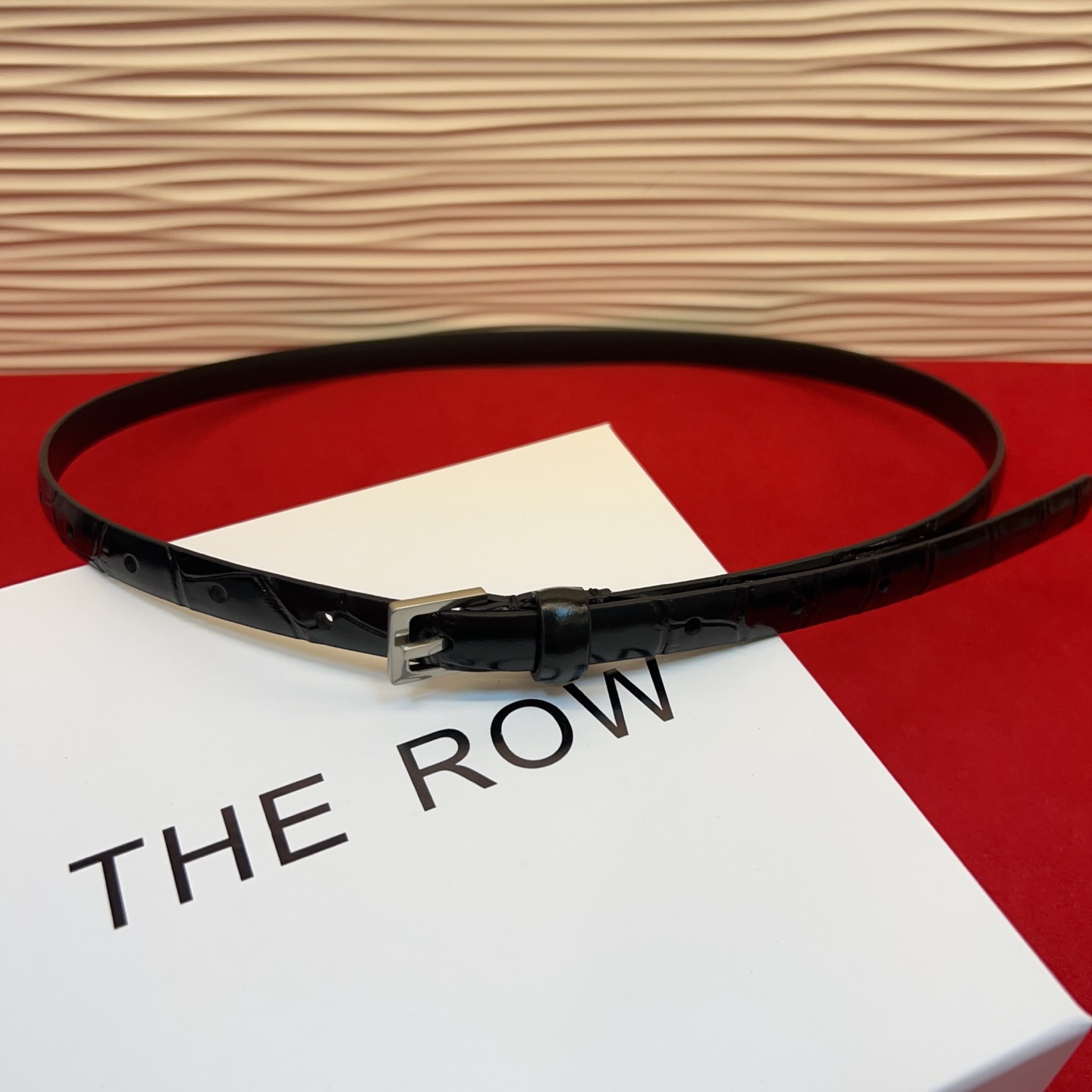 Therow Classic 系列，简约 精致五金，搭配进口牛皮，平平无奇很百搭，很不起眼又挑不出毛病,配了就是点睛之笔