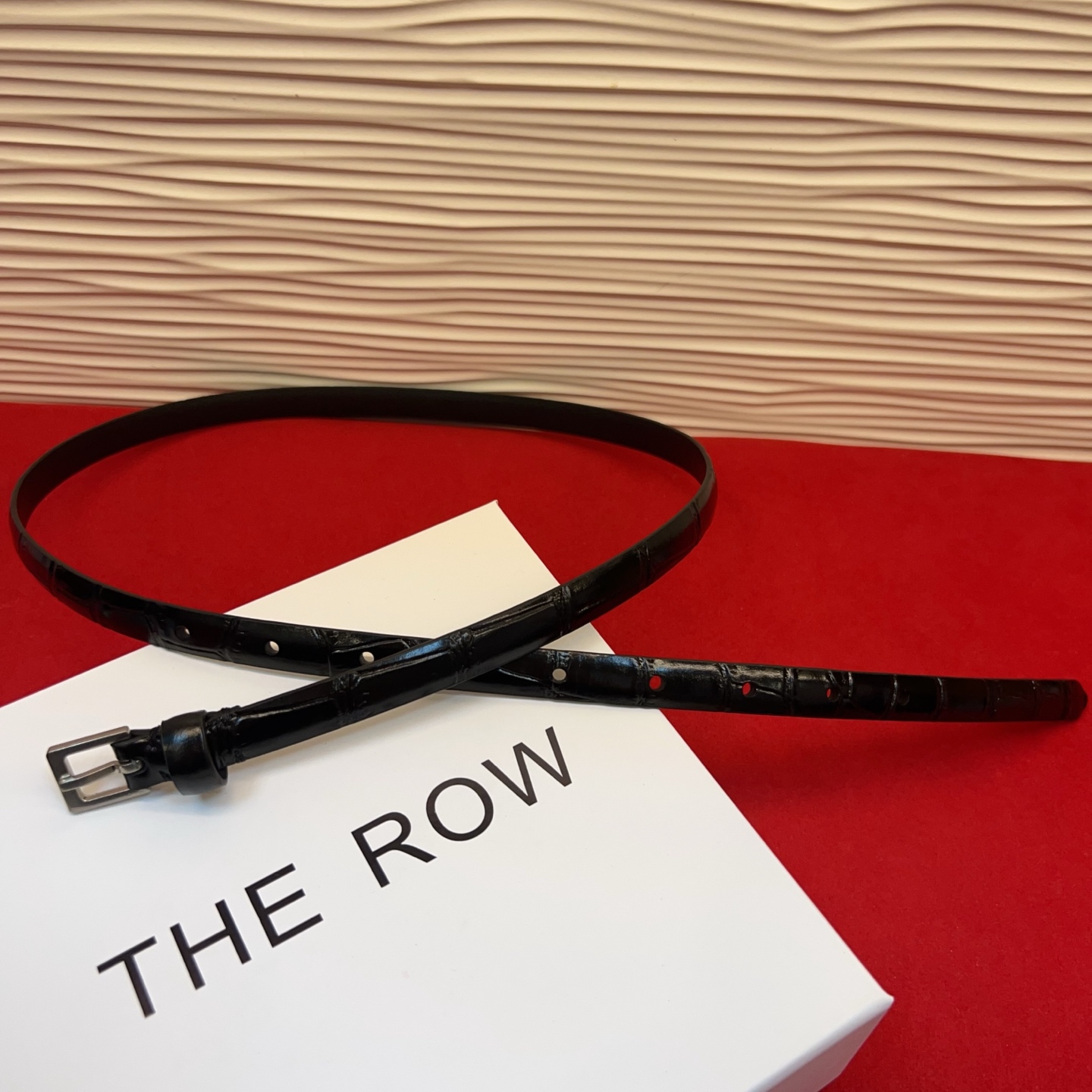 Therow Classic 系列，简约 精致五金，搭配进口牛皮，平平无奇很百搭，很不起眼又挑不出毛病,配了就是点睛之笔