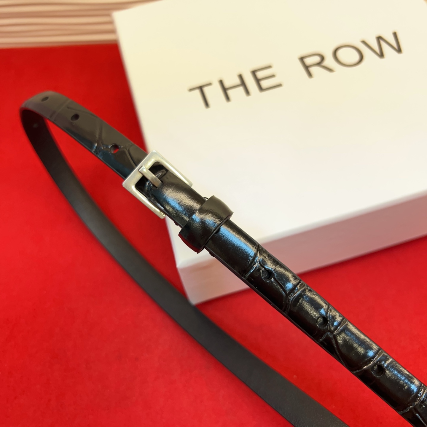 Therow Classic 系列，简约 精致五金，搭配进口牛皮，平平无奇很百搭，很不起眼又挑不出毛病,配了就是点睛之笔