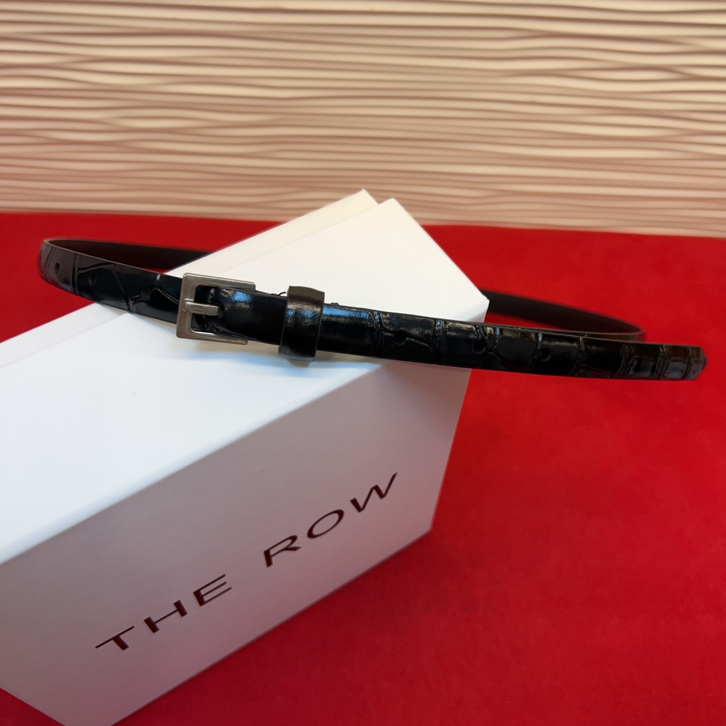 Therow Classic 系列，简约 精致五金，搭配进口牛皮，平平无奇很百搭，很不起眼又挑不出毛病,配了就是点睛之笔