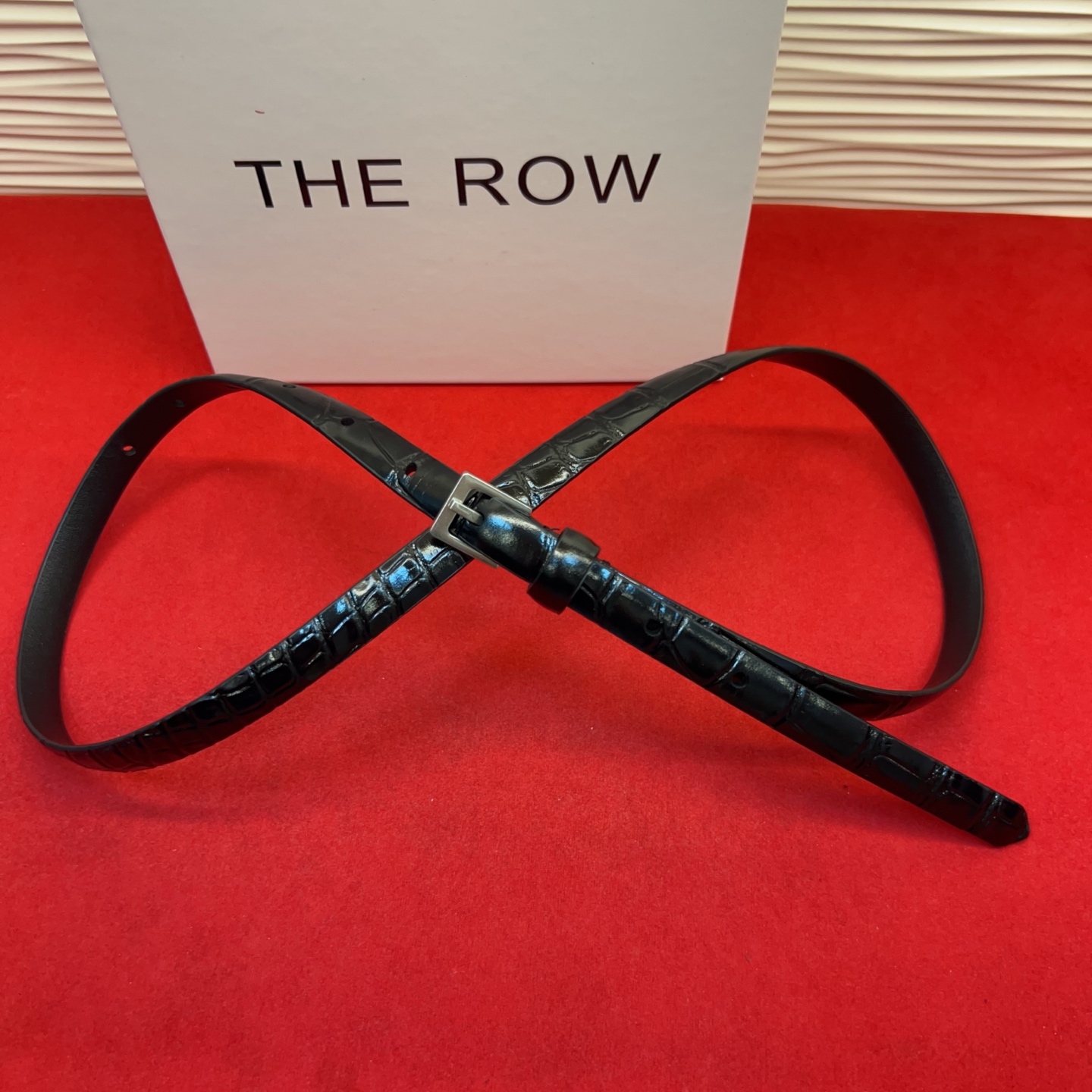 Therow Classic 系列，简约 精致五金，搭配进口牛皮，平平无奇很百搭，很不起眼又挑不出毛病,配了就是点睛之笔