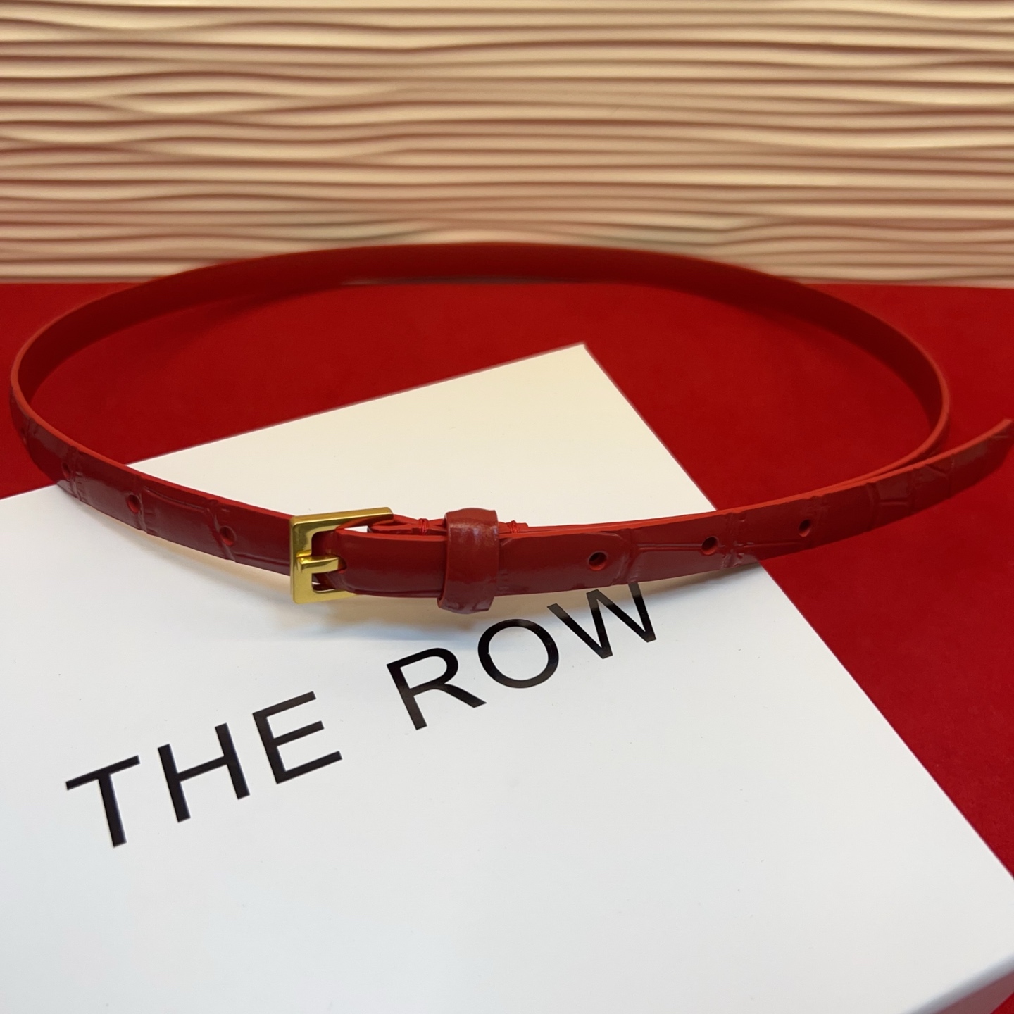 Therow Classic 系列，简约 精致五金，搭配进口牛皮，平平无奇很百搭，很不起眼又挑不出毛病,配了就是点睛之笔