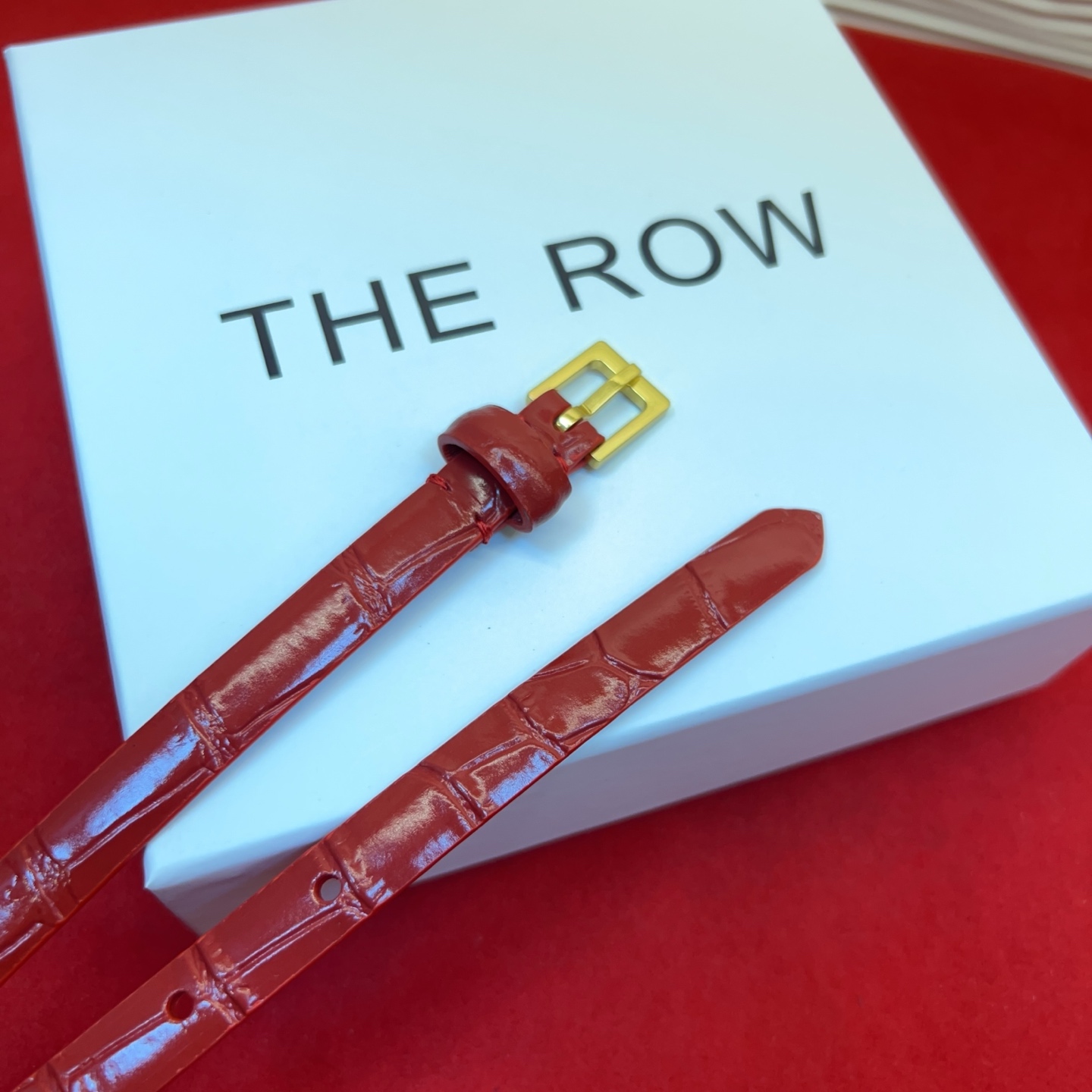 Therow Classic 系列，简约 精致五金，搭配进口牛皮，平平无奇很百搭，很不起眼又挑不出毛病,配了就是点睛之笔