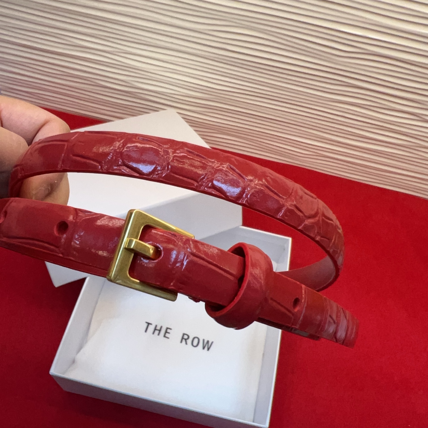 Therow Classic 系列，简约 精致五金，搭配进口牛皮，平平无奇很百搭，很不起眼又挑不出毛病,配了就是点睛之笔