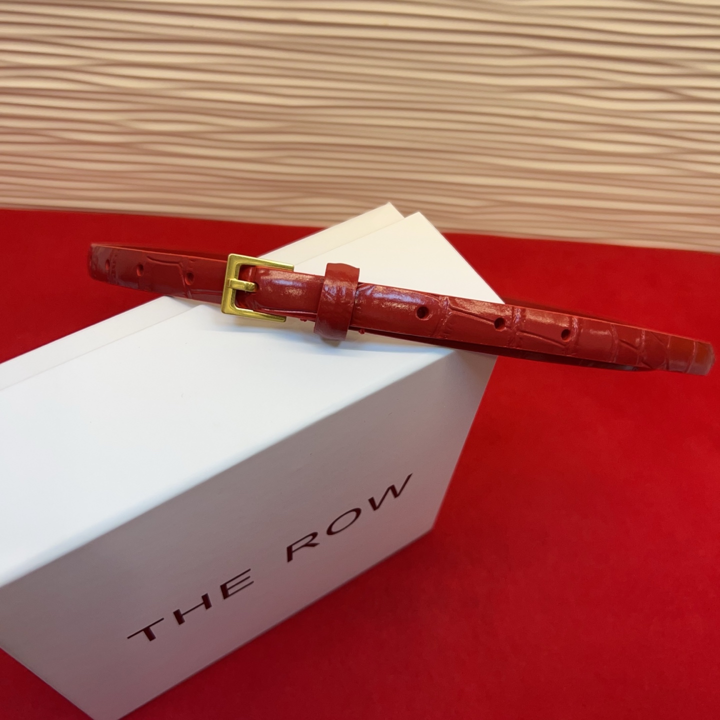 Therow Classic 系列，简约 精致五金，搭配进口牛皮，平平无奇很百搭，很不起眼又挑不出毛病,配了就是点睛之笔