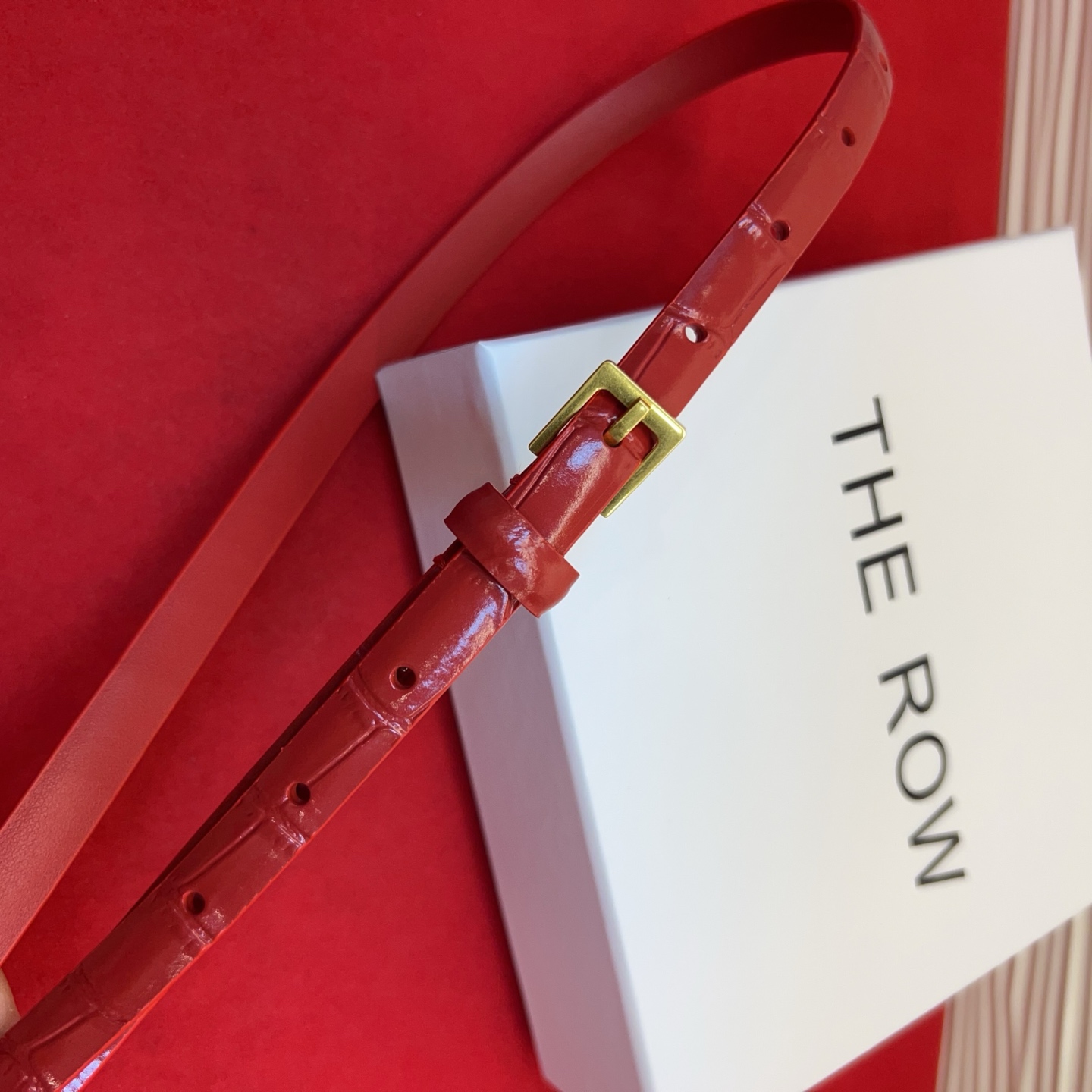 Therow Classic 系列，简约 精致五金，搭配进口牛皮，平平无奇很百搭，很不起眼又挑不出毛病,配了就是点睛之笔
