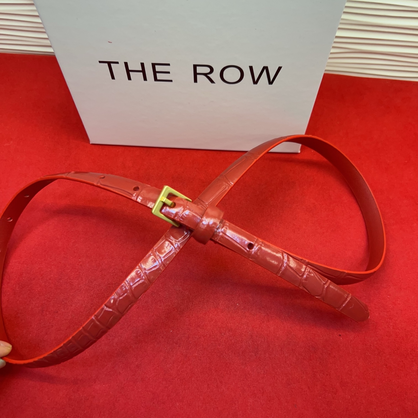 Therow Classic 系列，简约 精致五金，搭配进口牛皮，平平无奇很百搭，很不起眼又挑不出毛病,配了就是点睛之笔