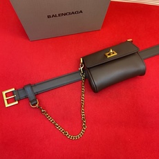 巴黎 世家迷你腰带包 原单品质,细节完美😍 日常出行怎么搭都好看 氛围感满满的一款 腰带可拆卸 单独使用,绝对不容错过的 巴黎 世家迷你腰带包 原单品质,细节完美😍 日常出行怎么搭都好看 氛围感满满的一款 腰带可拆卸 单独使用,绝对不容错过的
