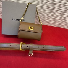 巴黎 世家迷你腰带包 原单品质,细节完美😍 日常出行怎么搭都好看 氛围感满满的一款 腰带可拆卸 单独使用,绝对不容错过的 巴黎 世家迷你腰带包 原单品质,细节完美😍 日常出行怎么搭都好看 氛围感满满的一款 腰带可拆卸 单独使用,绝对不容错过的