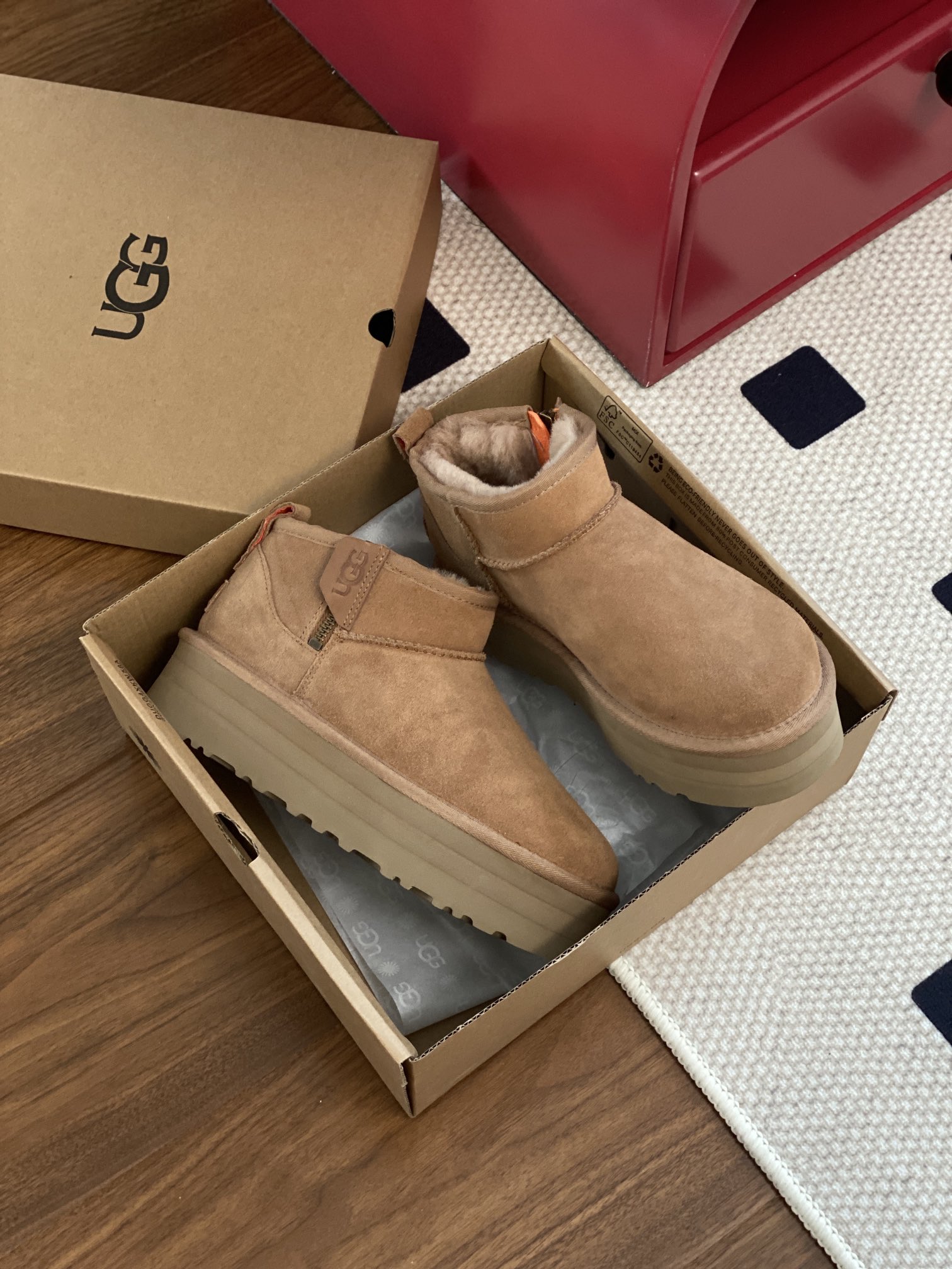 细节图
.
.
.
.
🔥双11预热特惠🔥CX专供 独家纯原
【UGG】原xx
周冬雨拉链  厚底3.5cm  3988
ugg新款厚底拉链经典迷你短靴！牛皮➕羊毛🦙拉链可以随时调节，懒人鞋必备一脚蹬！
颜色:栗色
 码数35-40 。小个子首选👍