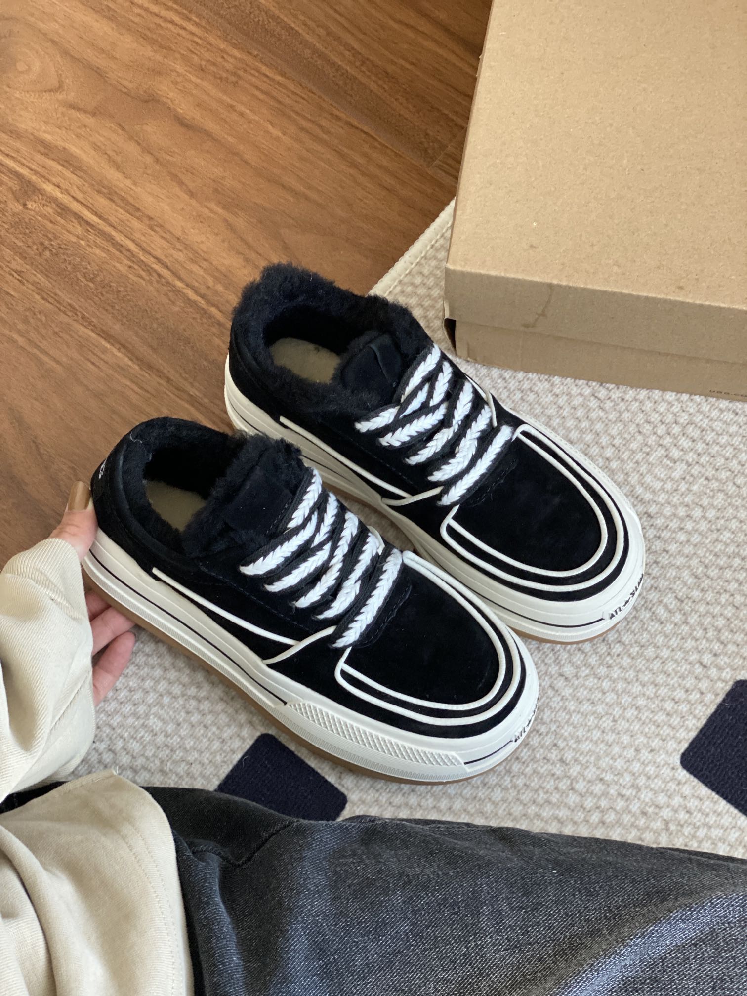细节图  🔥双11预热特惠🔥CX专供 独家纯原 【UGG】原×× 麻绳小跑 UGG新款麻绳小跑系带女鞋. 鞋面A级猪八革 澳洲进口羊毛内里 防滑大底 一款轻盈时尚百搭的鞋子 三色:白色.栗色 黑色.秋冬搭配不臃肿