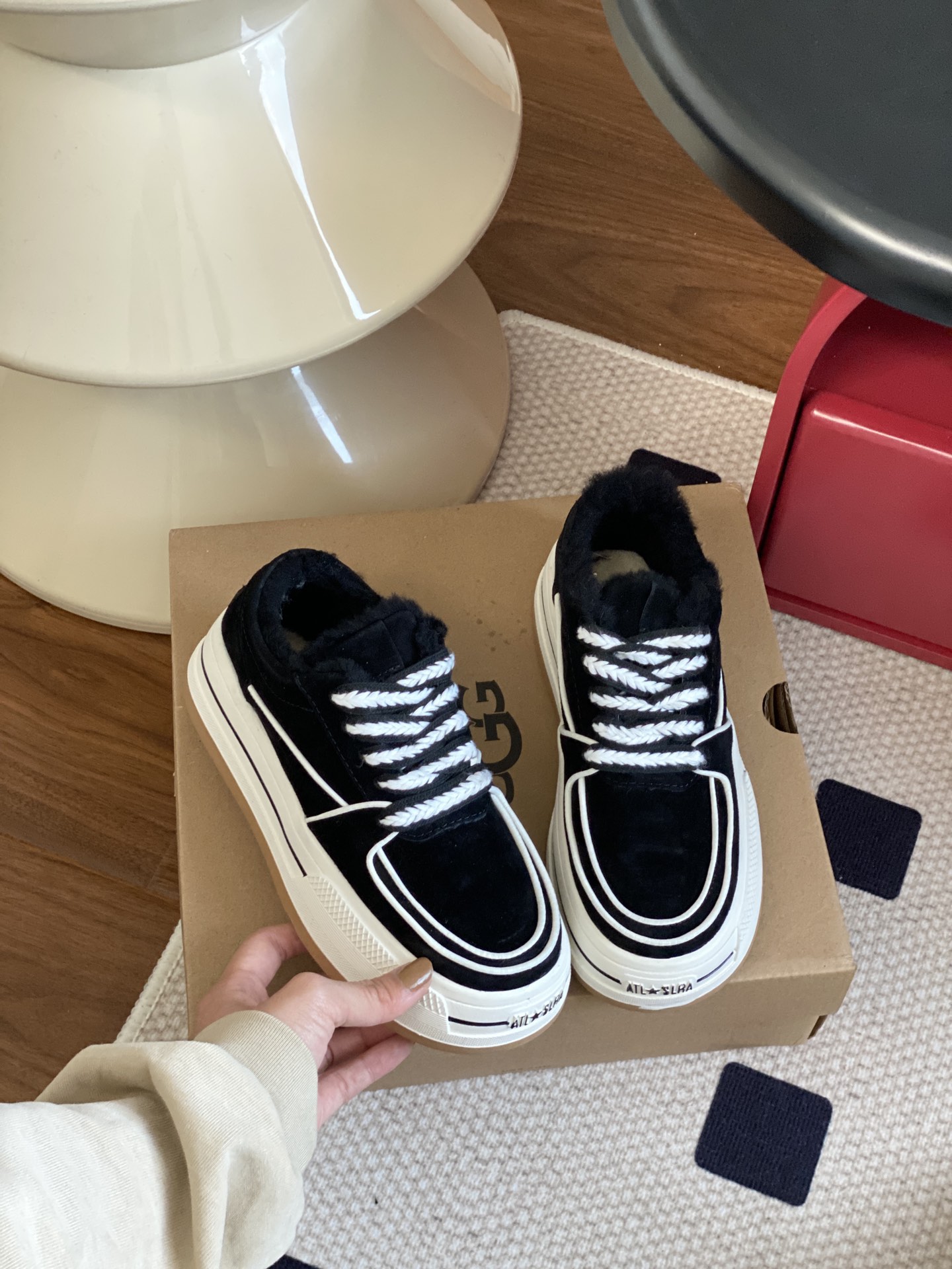 细节图  🔥双11预热特惠🔥CX专供 独家纯原 【UGG】原×× 麻绳小跑 UGG新款麻绳小跑系带女鞋. 鞋面A级猪八革 澳洲进口羊毛内里 防滑大底 一款轻盈时尚百搭的鞋子 三色:白色.栗色 黑色.秋冬搭配不臃肿