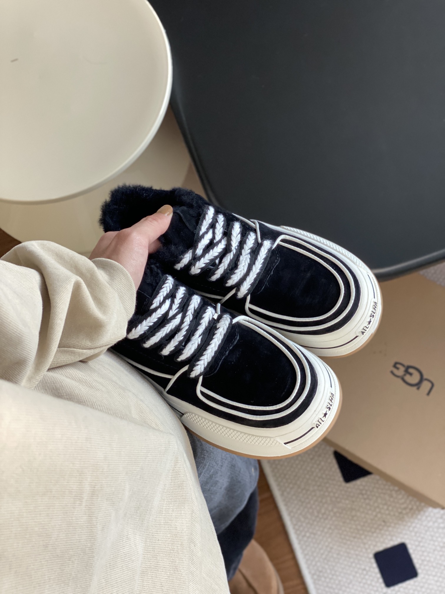 细节图  🔥双11预热特惠🔥CX专供 独家纯原 【UGG】原×× 麻绳小跑 UGG新款麻绳小跑系带女鞋. 鞋面A级猪八革 澳洲进口羊毛内里 防滑大底 一款轻盈时尚百搭的鞋子 三色:白色.栗色 黑色.秋冬搭配不臃肿