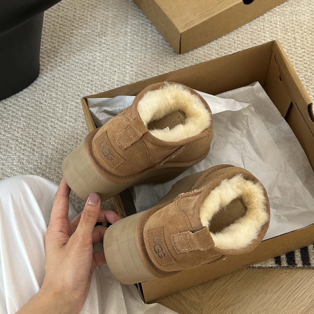 🌹5公分厚底⚠️ug* 周冬雨mini升级厚底小短靴 百分百皮毛一体。防滑大底颜色：栗色，灰色，羚羊棕 