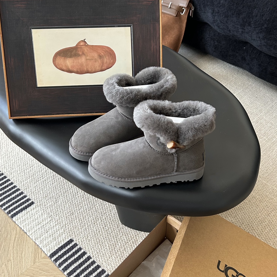 🔥UGG单牛角扣雪地靴👣▸版型很正，纯羊毛口翻毛，搭配上牛角扣，妥妥的大长腿girl👧🏻上脚超好看，内里