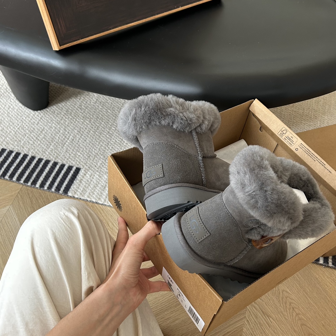 🔥UGG单牛角扣雪地靴👣▸版型很正，纯羊毛口翻毛，搭配上牛角扣，妥妥的大长腿girl👧🏻上脚超好看，内里