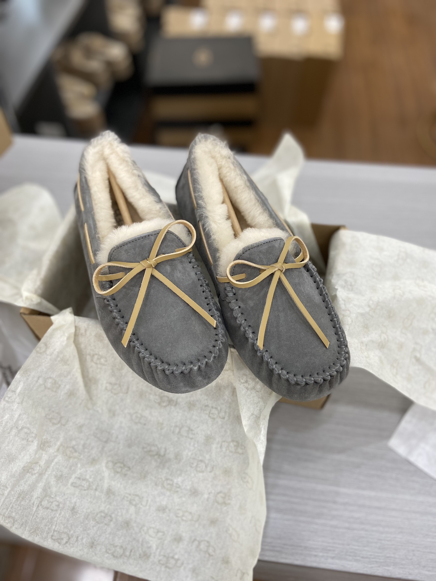 细节图 . . . . 🔥双11预热特惠🔥特价款 【UGG】原xx 🔥基础豆豆鞋真皮真毛每年经典豆豆。百搭 颜色：灰色 尺码：35 36 37