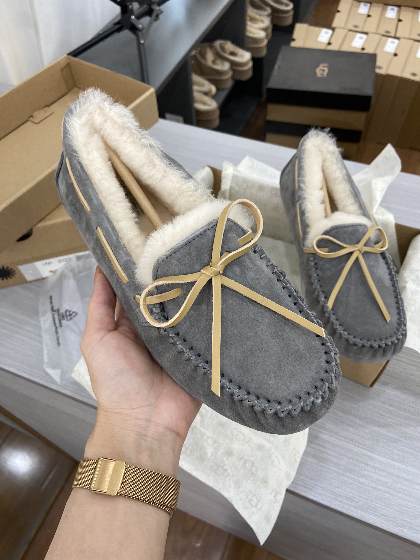 细节图 . . . . 🔥双11预热特惠🔥特价款 【UGG】原xx 🔥基础豆豆鞋真皮真毛每年经典豆豆。百搭 颜色：灰色 尺码：35 36 37